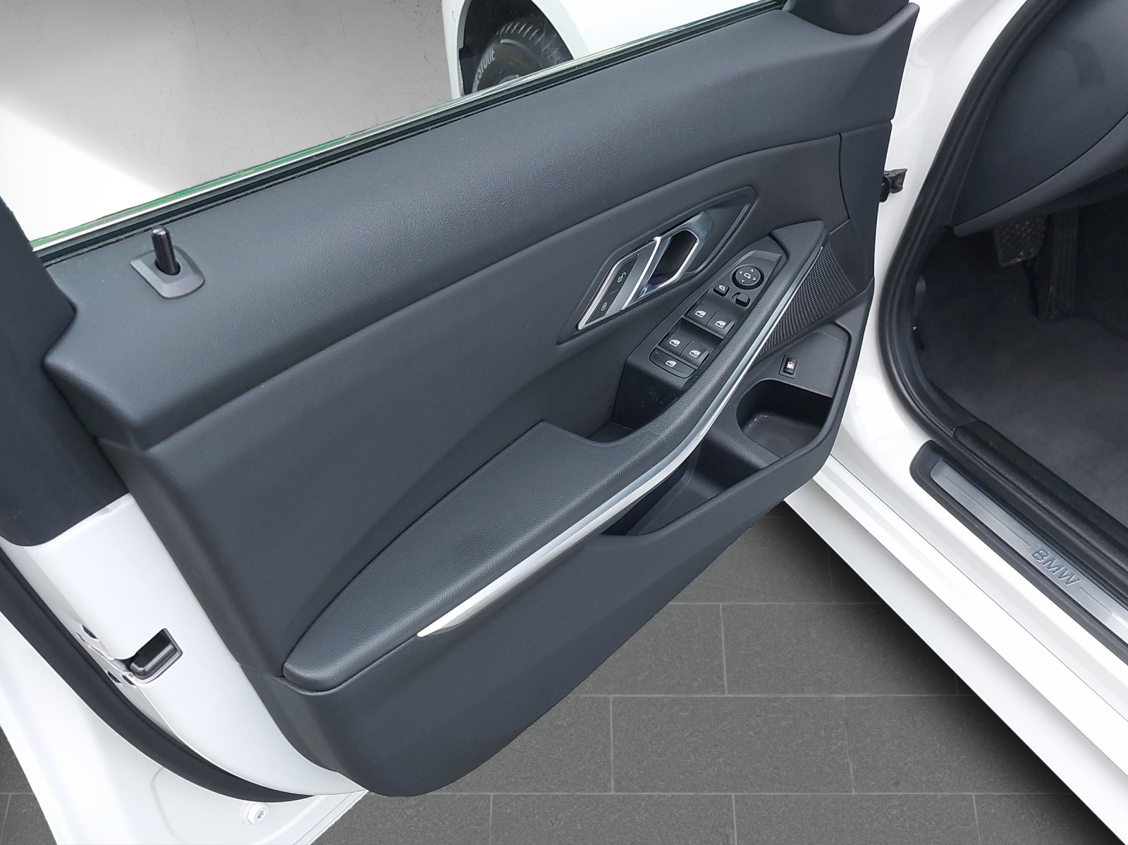 BMW 330e xDrive Luxury Line Steptronic-image-15