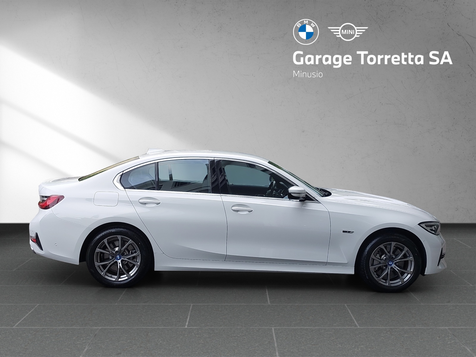 BMW 330e xDrive Luxury Line Steptronic-image-6