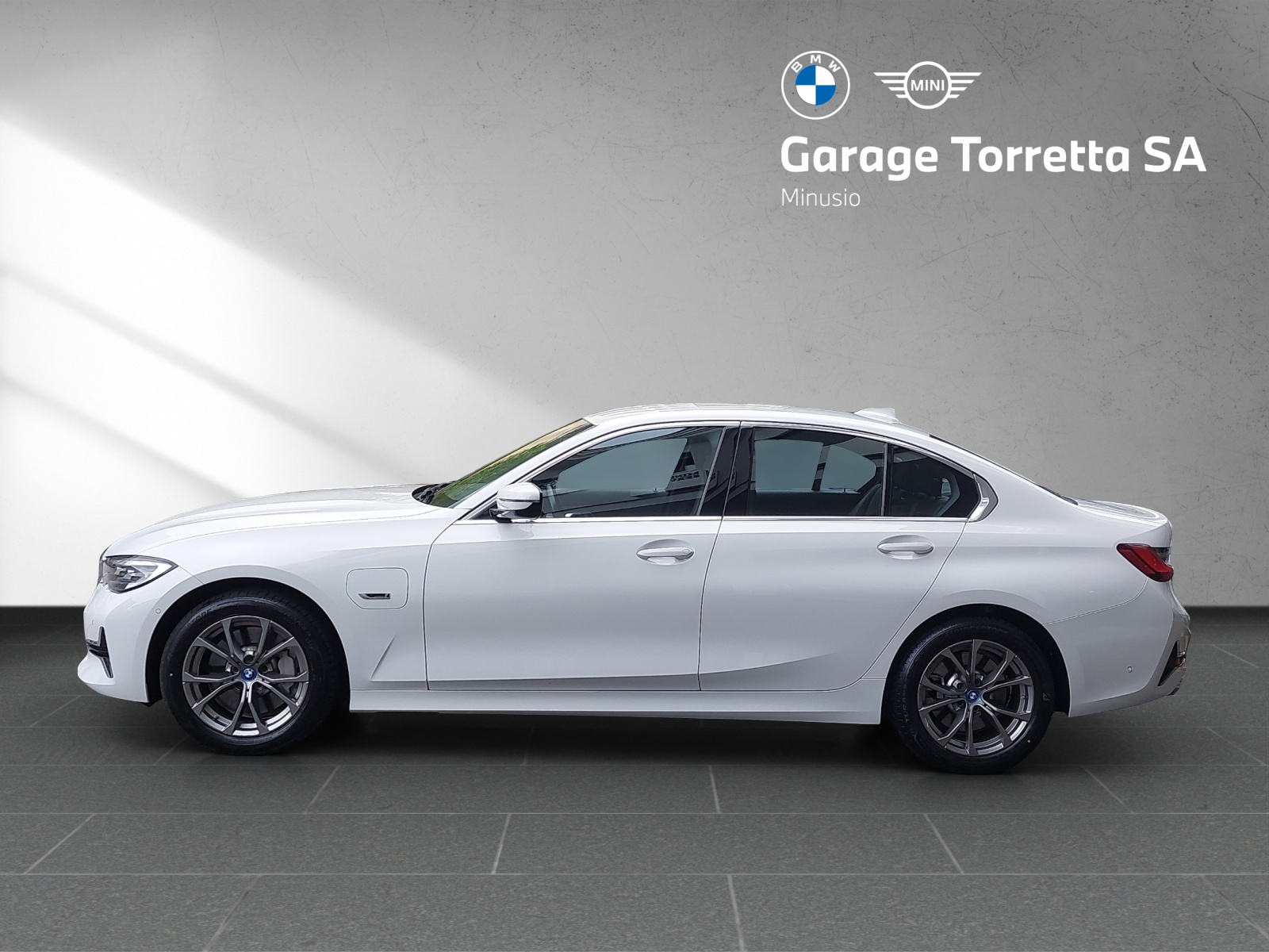 BMW 330e xDrive Luxury Line Steptronic-image-2
