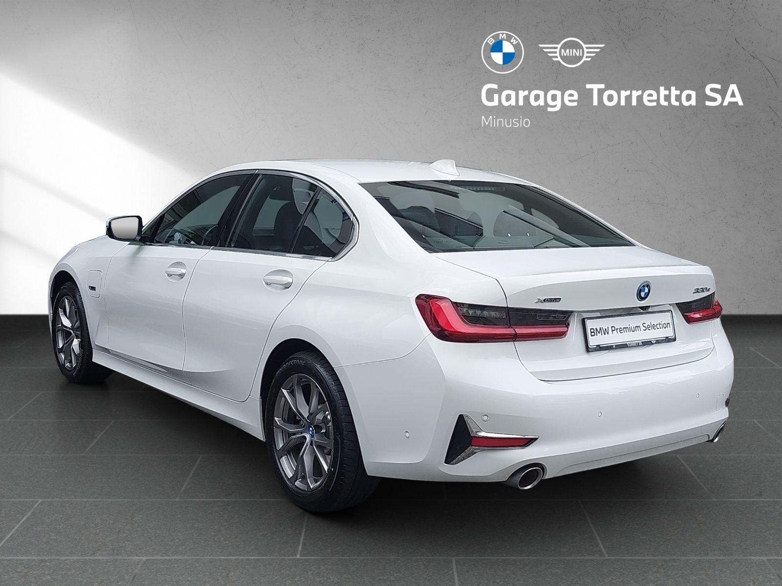 BMW 330e xDrive Luxury Line Steptronic-image-3