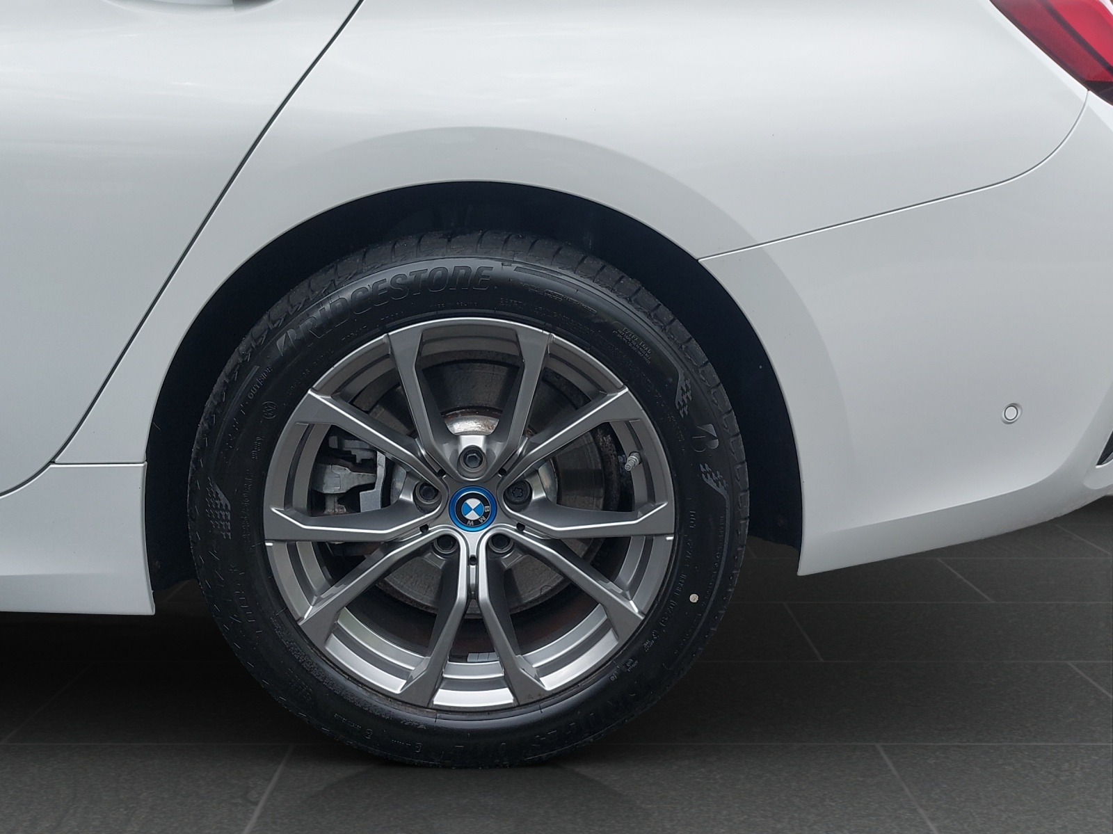 BMW 330e xDrive Luxury Line Steptronic-image-12
