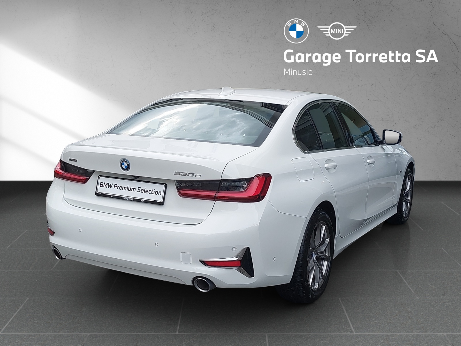 BMW 330e xDrive Luxury Line Steptronic-image-5