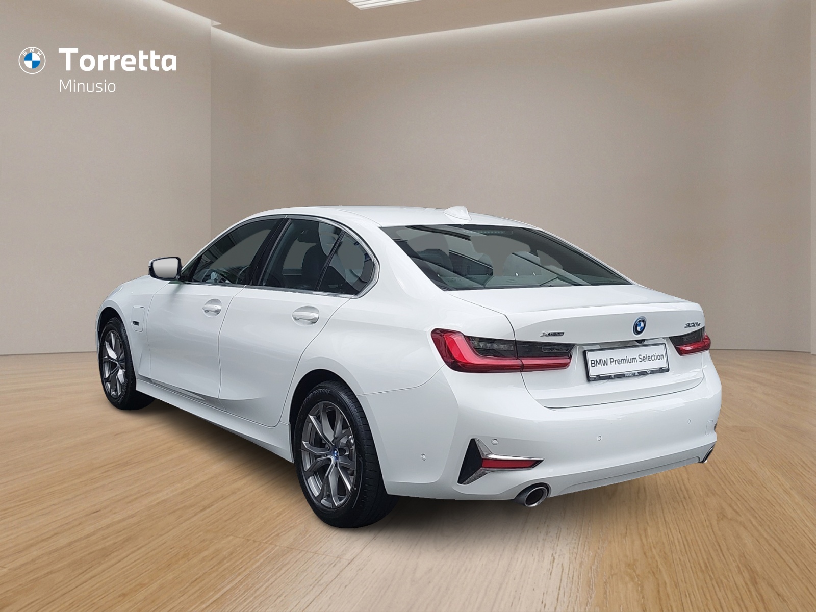 BMW 330e xDrive Luxury Line Steptronic-image-3