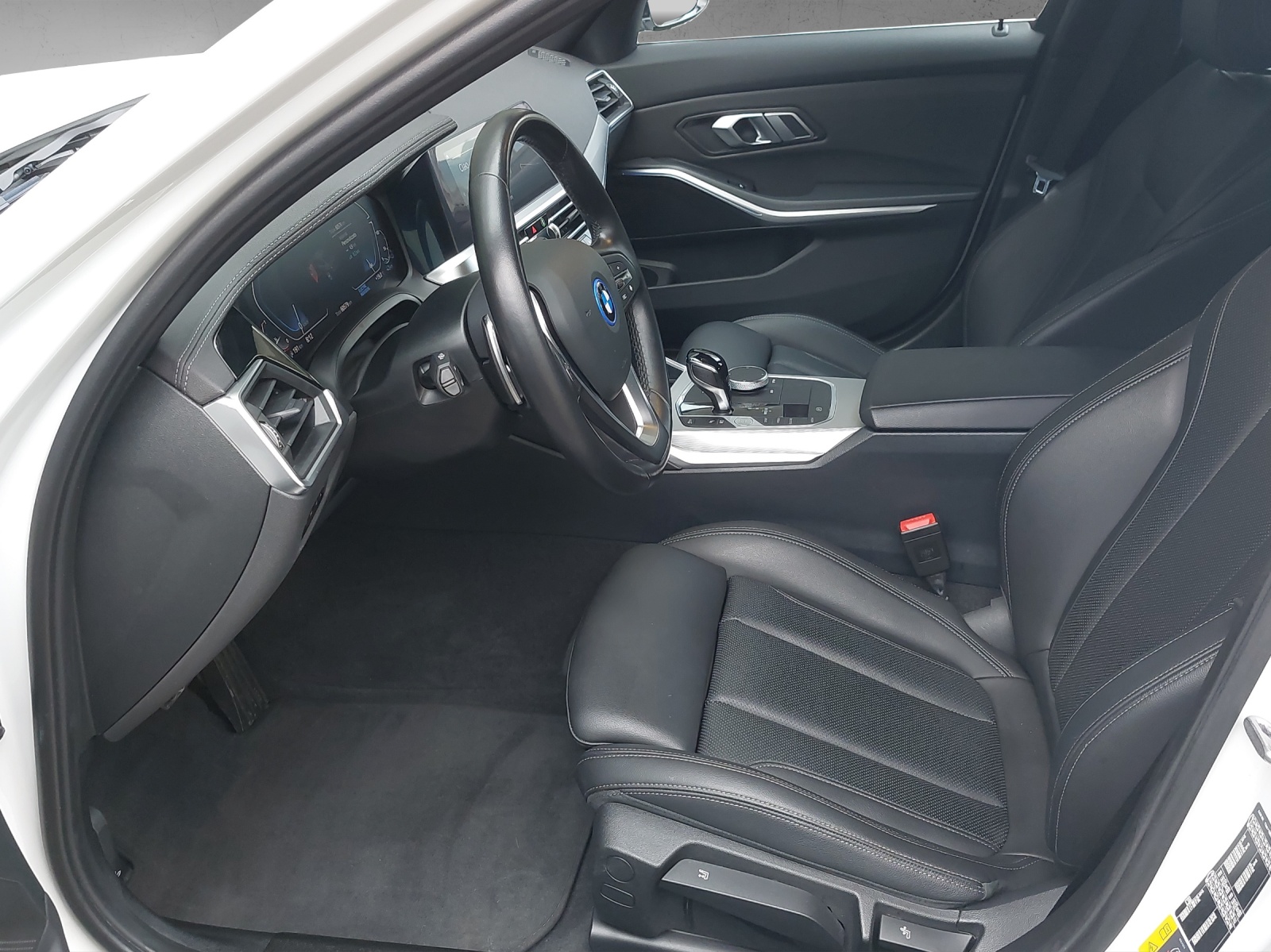 BMW 330e xDrive Luxury Line Steptronic-image-16