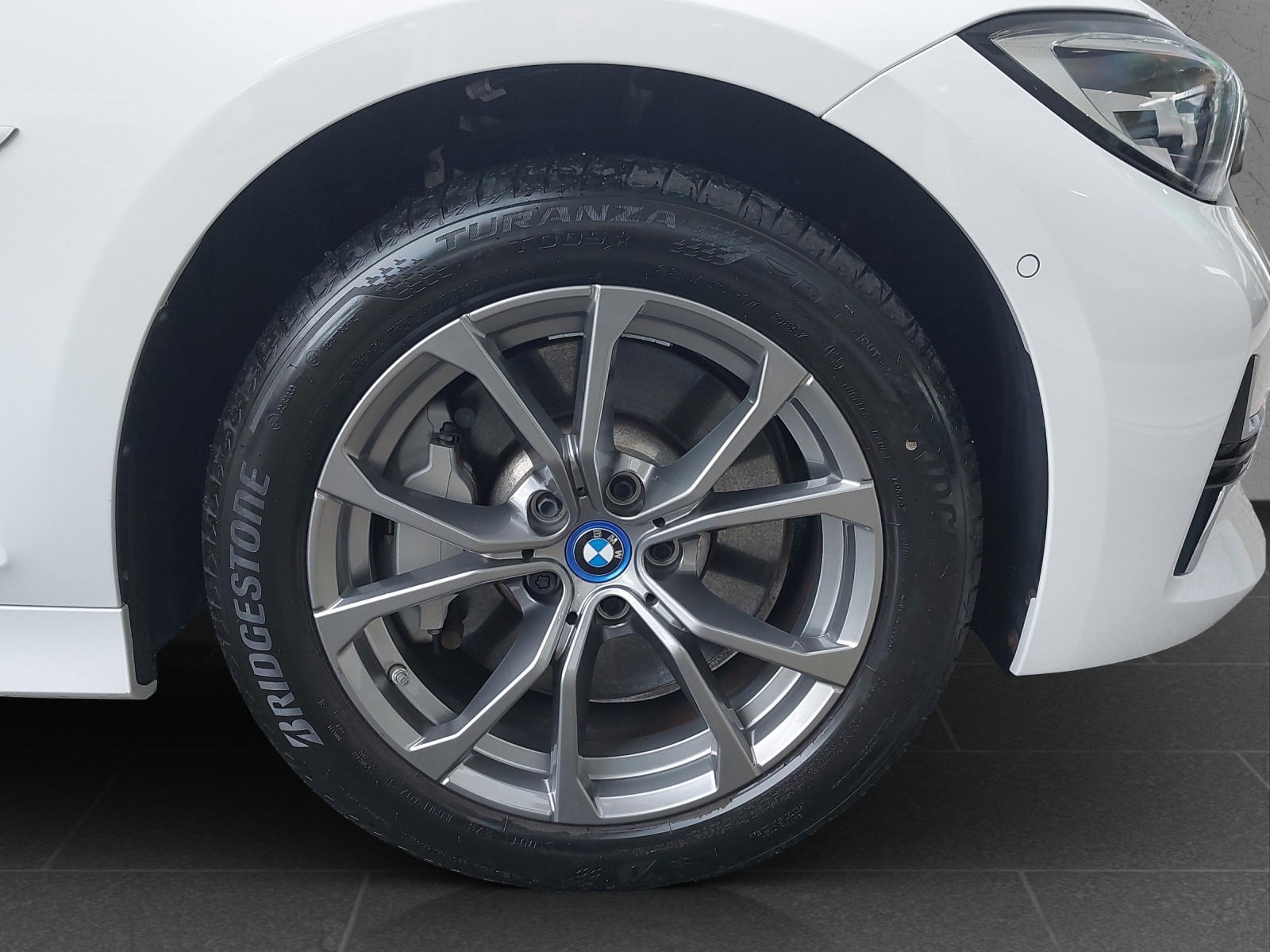 BMW 330e xDrive Luxury Line Steptronic-image-10