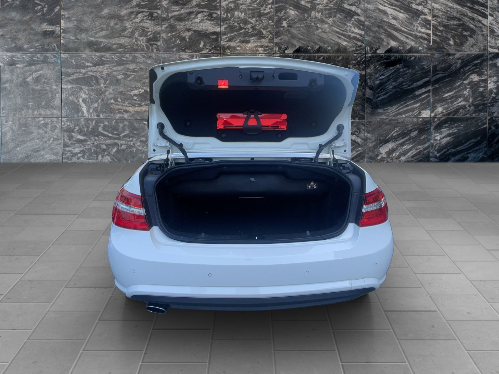 MERCEDES-BENZ E 250 CGI BlueEfficiency Automatic-image-4