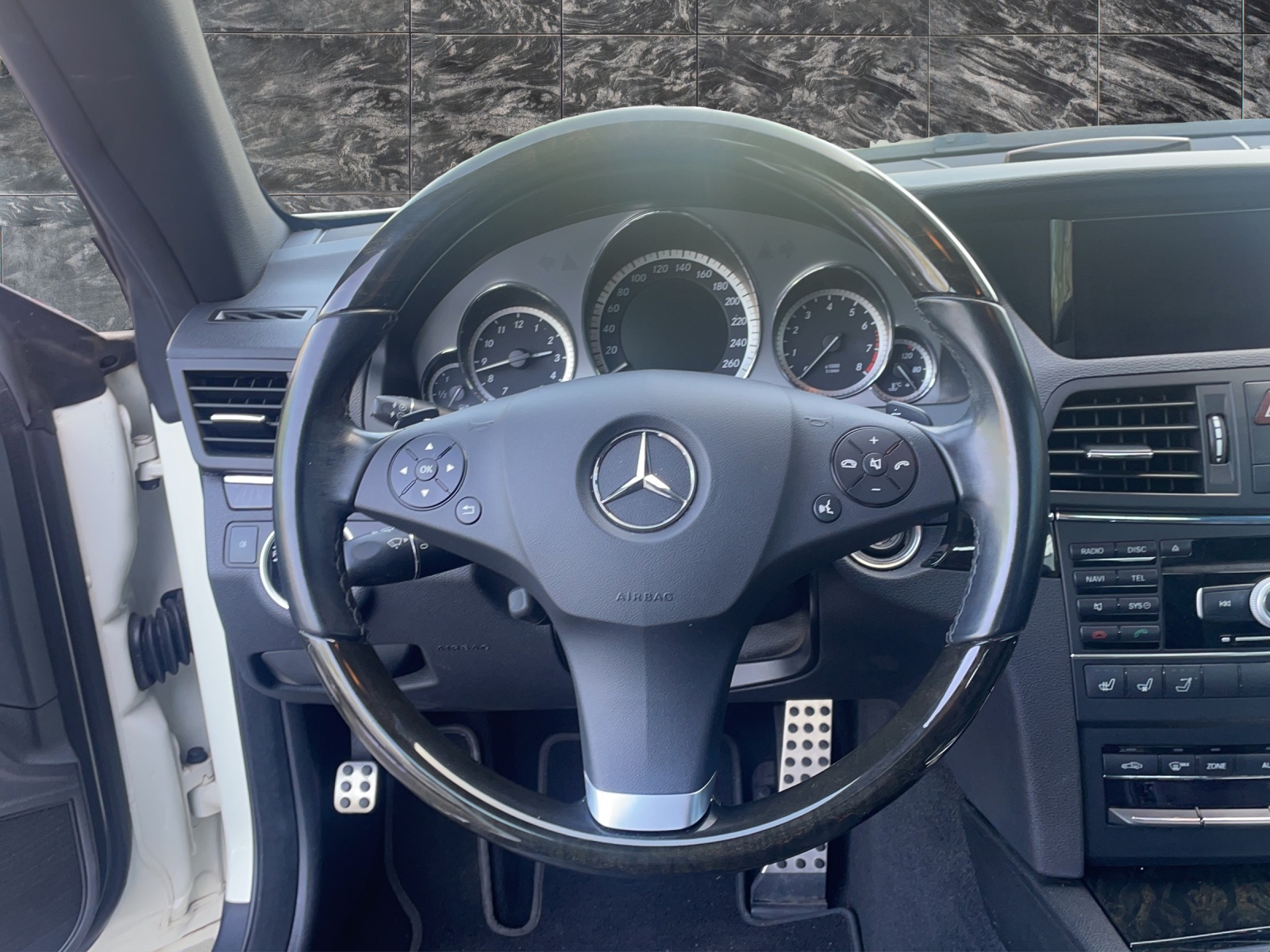 MERCEDES-BENZ E 250 CGI BlueEfficiency Automatic-image-11