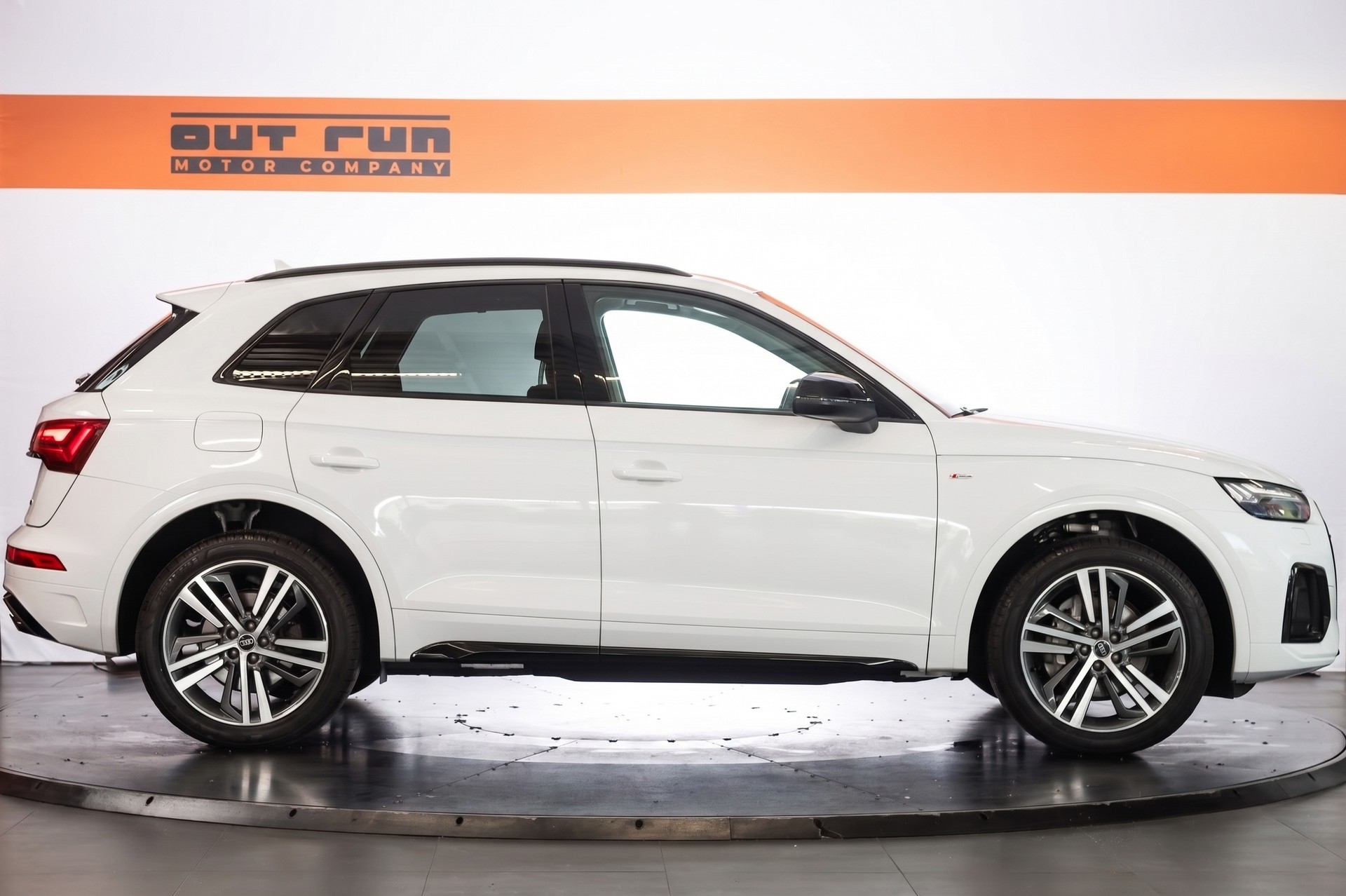 AUDI Q5 40 TDI Black Edition quattro S-tronic-image-3