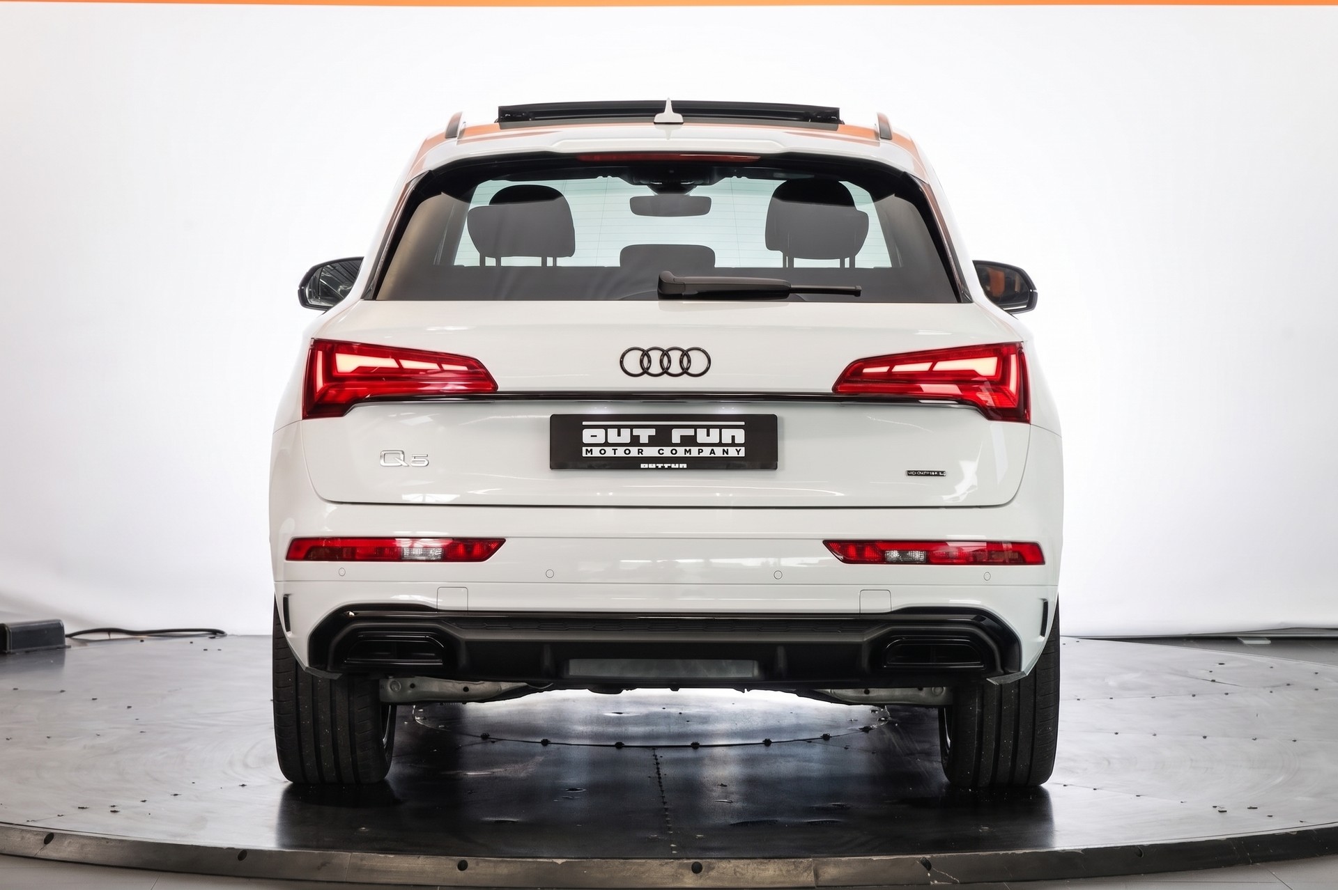 AUDI Q5 40 TDI Black Edition quattro S-tronic-image-2