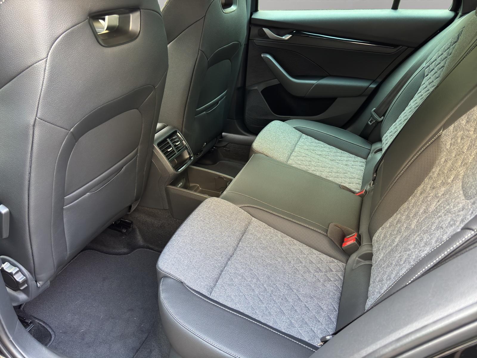 SKODA Octavia Combi 2.0 TSI SportLine 4x4 DSG-image-9