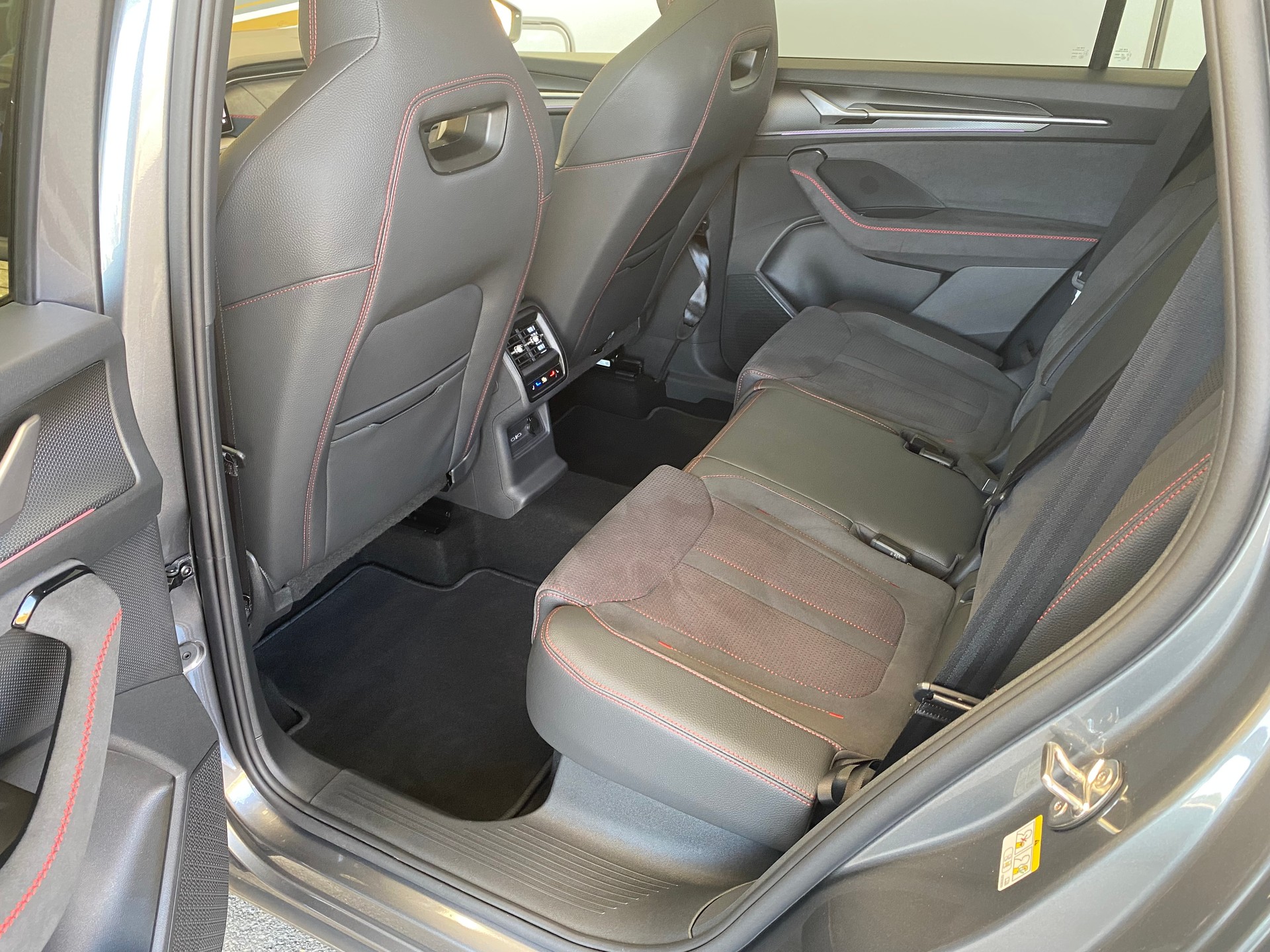 SKODA Kodiaq 2.0TSI RS 266PS 4x4 DSG **Top-Ausstattung**-image-6