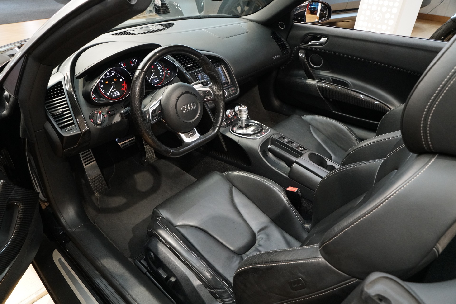 AUDI R8 Spyder 5.2-image-14