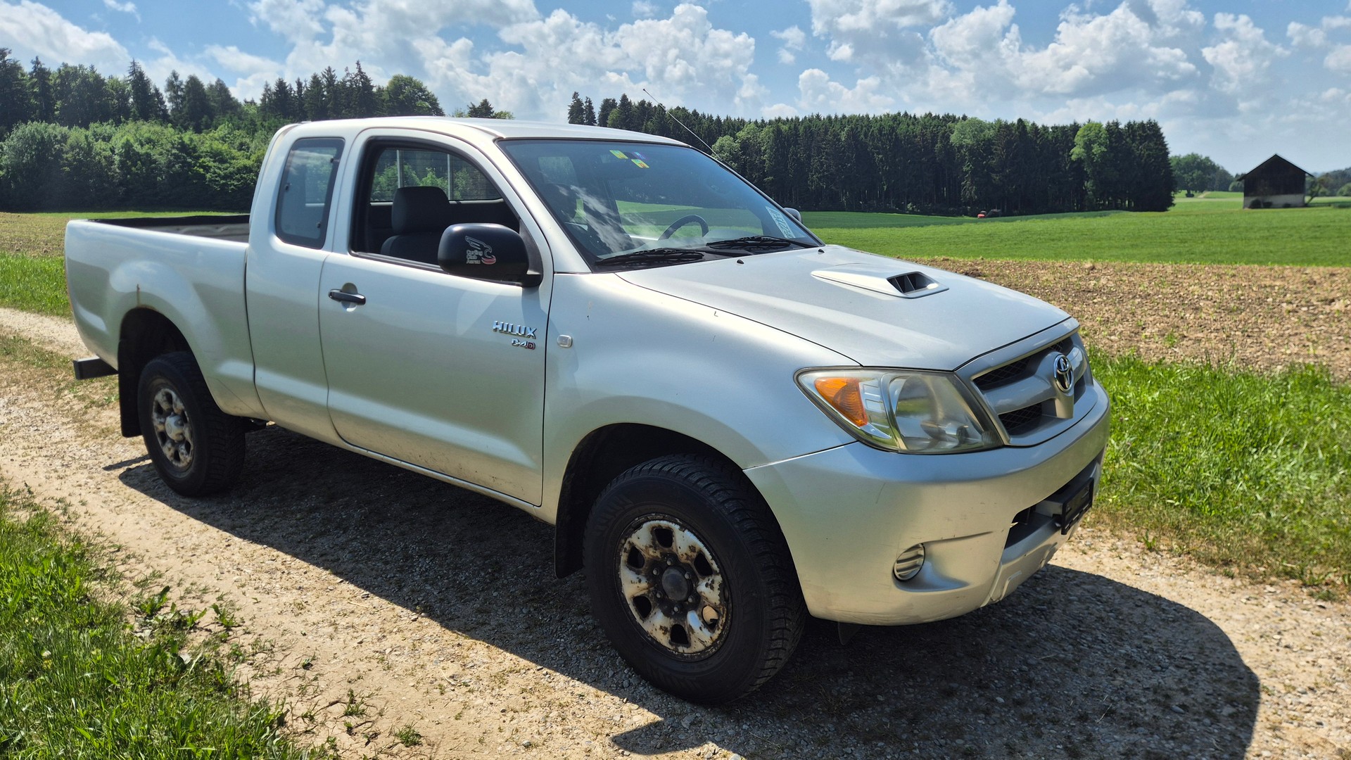 TOYOTA Hilux 4x4 ExtraCab LineaLuna-image-1
