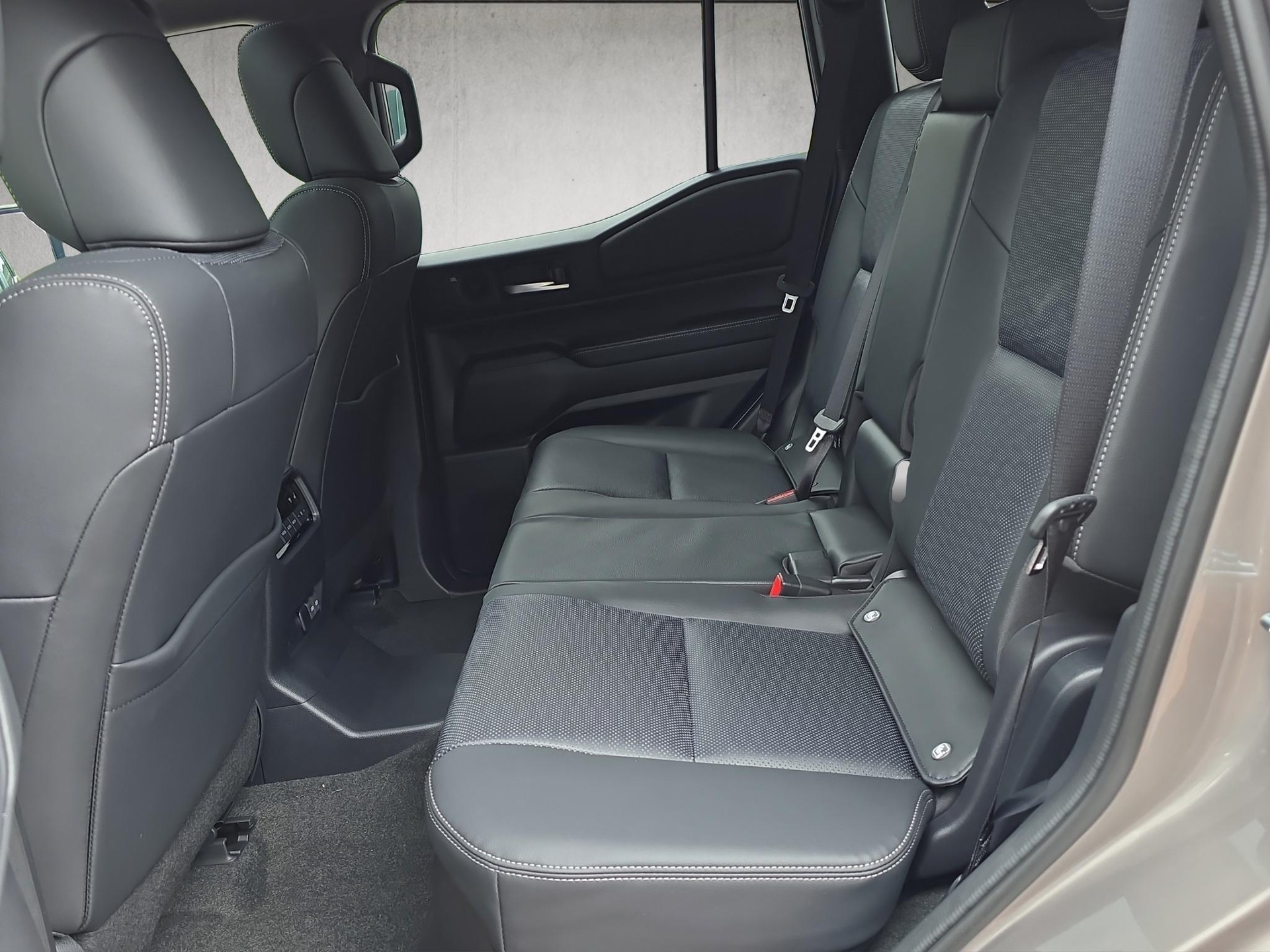 TOYOTA Land Cruiser 2.8 D 48V Invincible-image-11