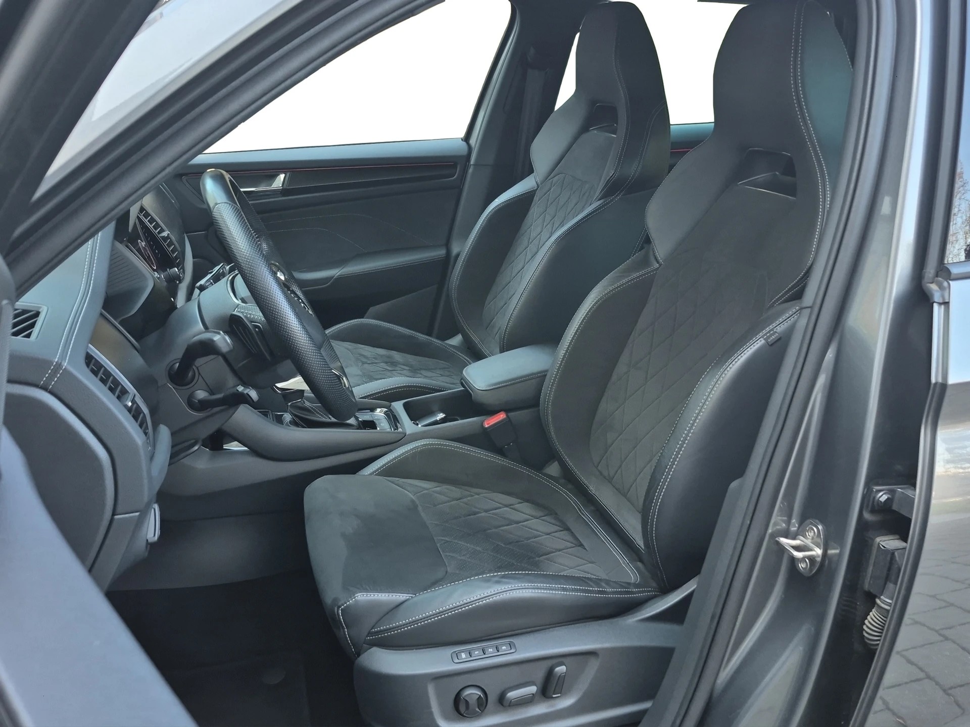 SKODA Kodiaq 2.0 TDI CR SportLine 4x4 DSG *Anhängerkupplung*-image-10