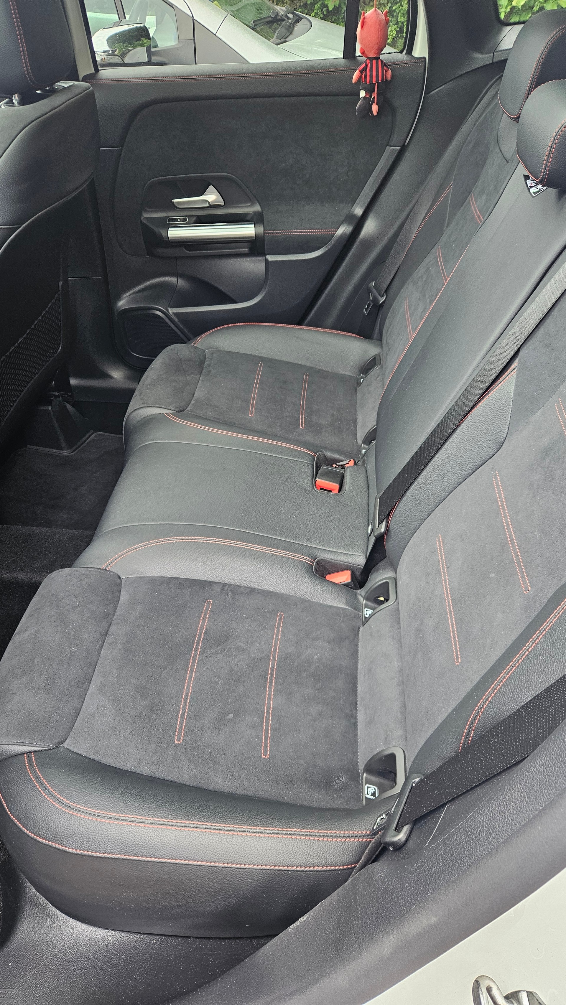 MERCEDES-BENZ GLA 250 AMG Line 4matic-image-4