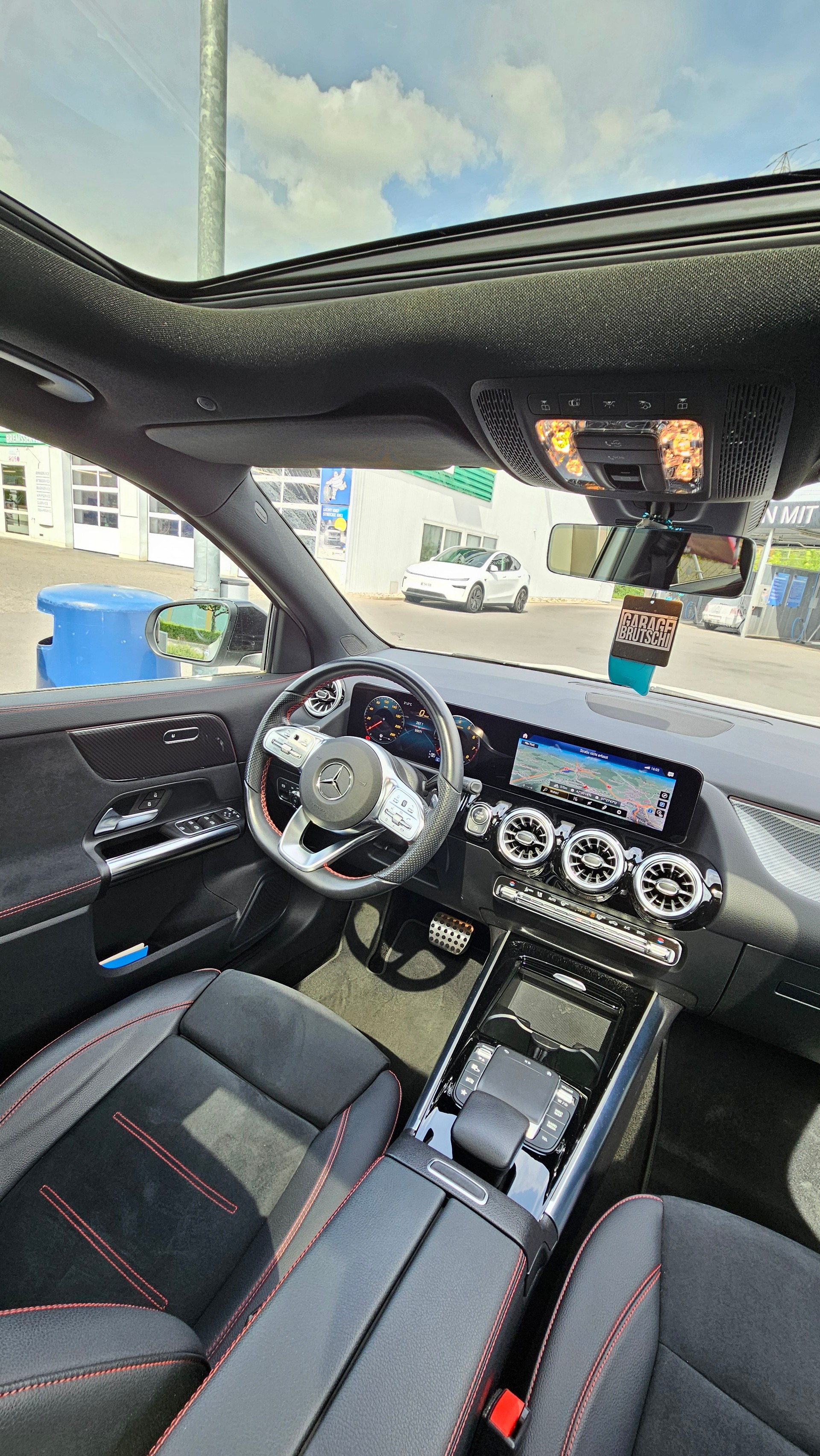 MERCEDES-BENZ GLA 250 AMG Line 4matic-image-3