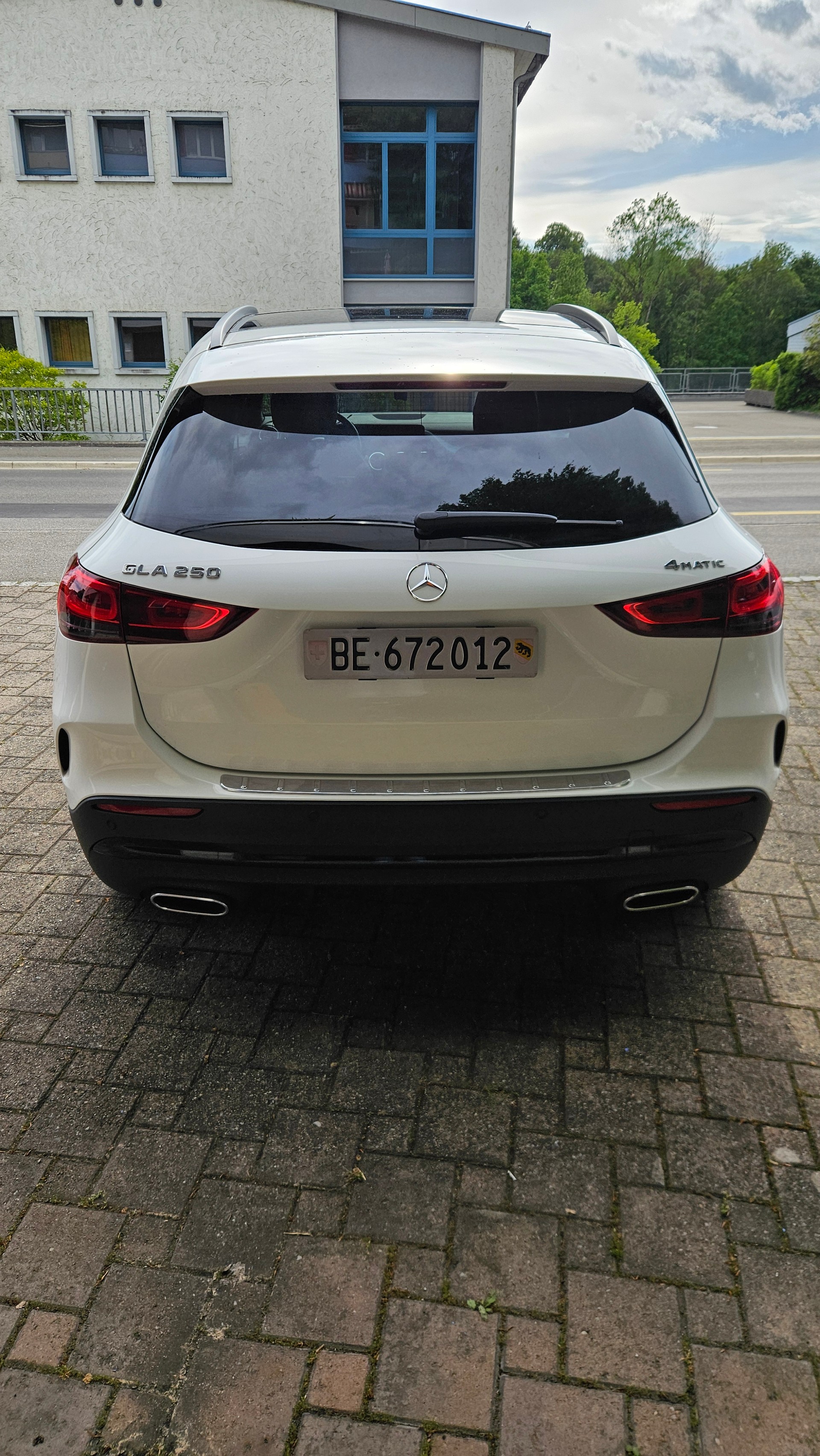MERCEDES-BENZ GLA 250 AMG Line 4matic-image-3