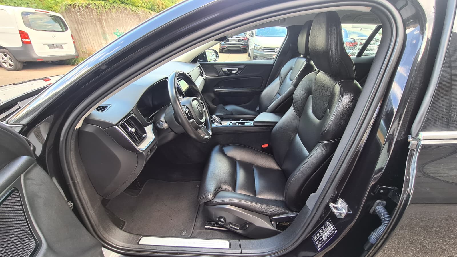 VOLVO V60 B4 Diesel Mild Hybrid Inscription Geartronic ** Voll-Leder ** Gr-Navi ** RF-Kamera 360° ** Sitzmemory ** Ab MFK **-image-17