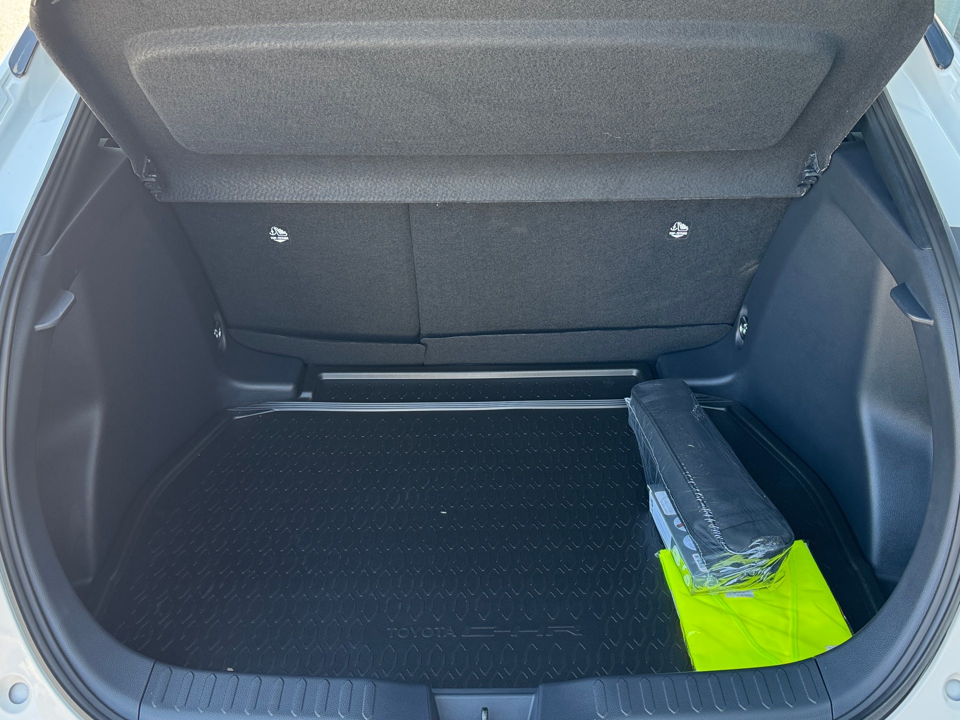 TOYOTA C-HR 1.8 HSD CVT Swiss Edition-image-8