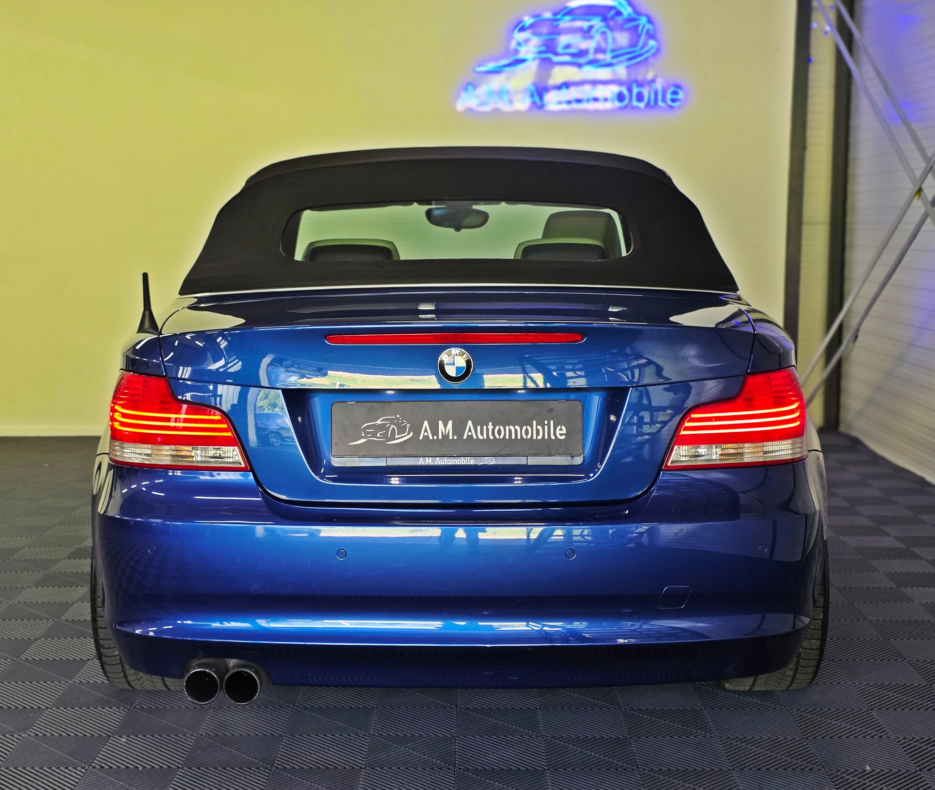 BMW 120i Cabrio-image-6
