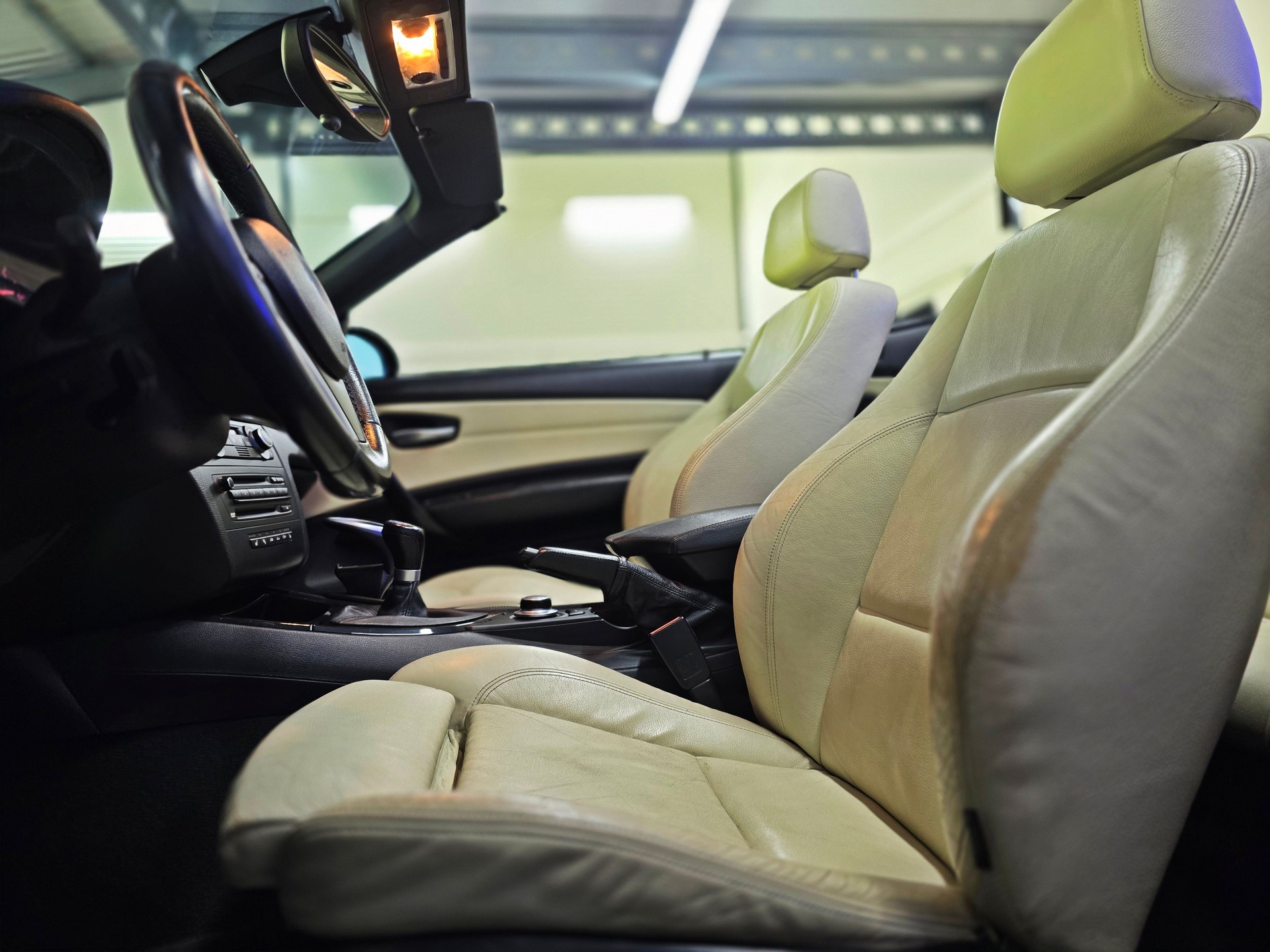 BMW 120i Cabrio-image-11
