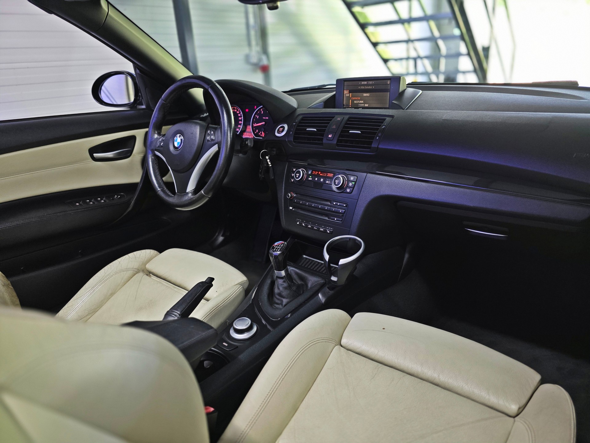 BMW 120i Cabrio-image-14