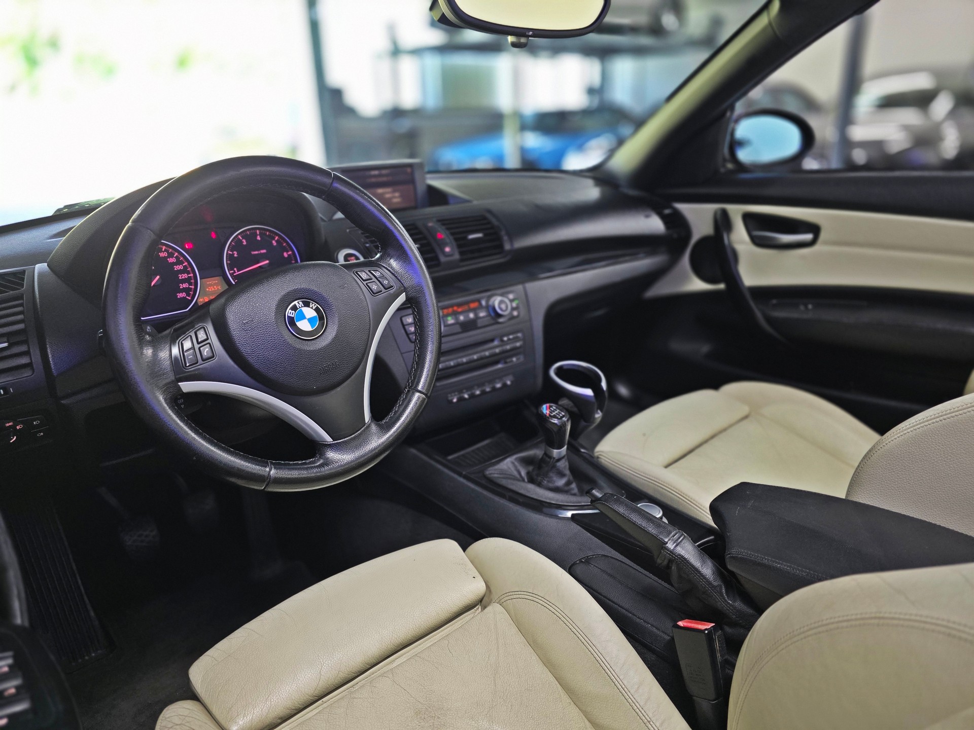 BMW 120i Cabrio-image-10