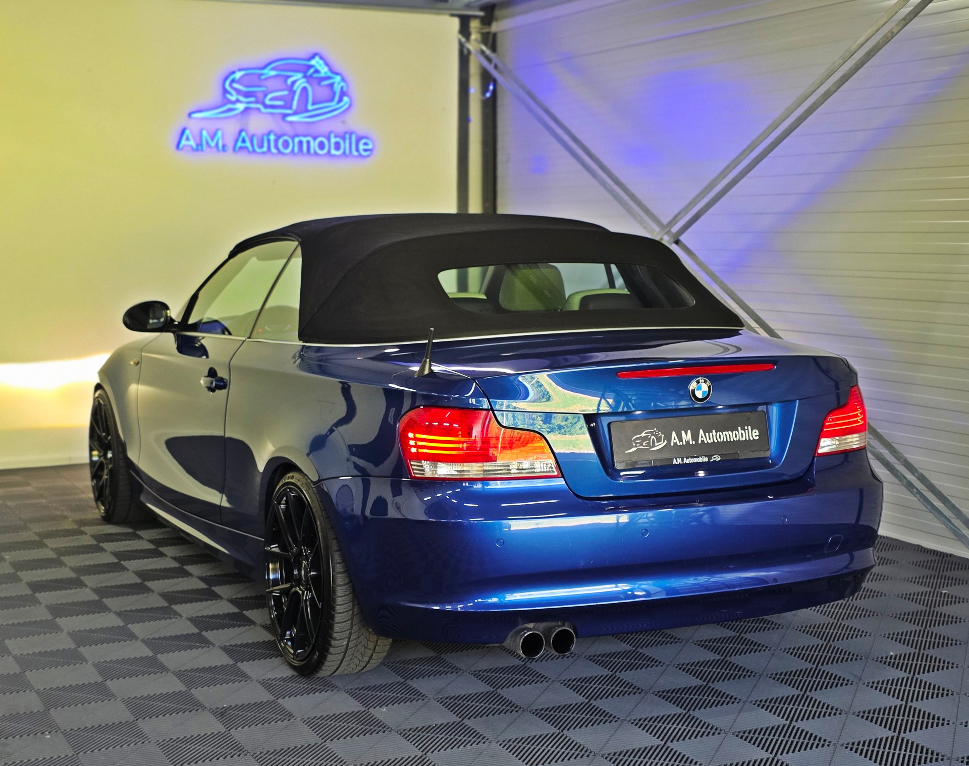BMW 120i Cabrio-image-5