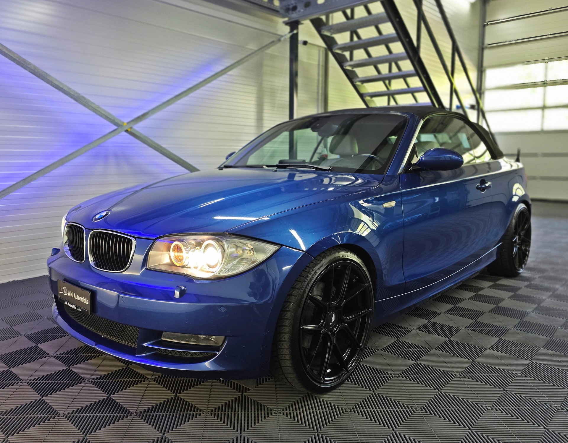 BMW 120i Cabrio-image-9