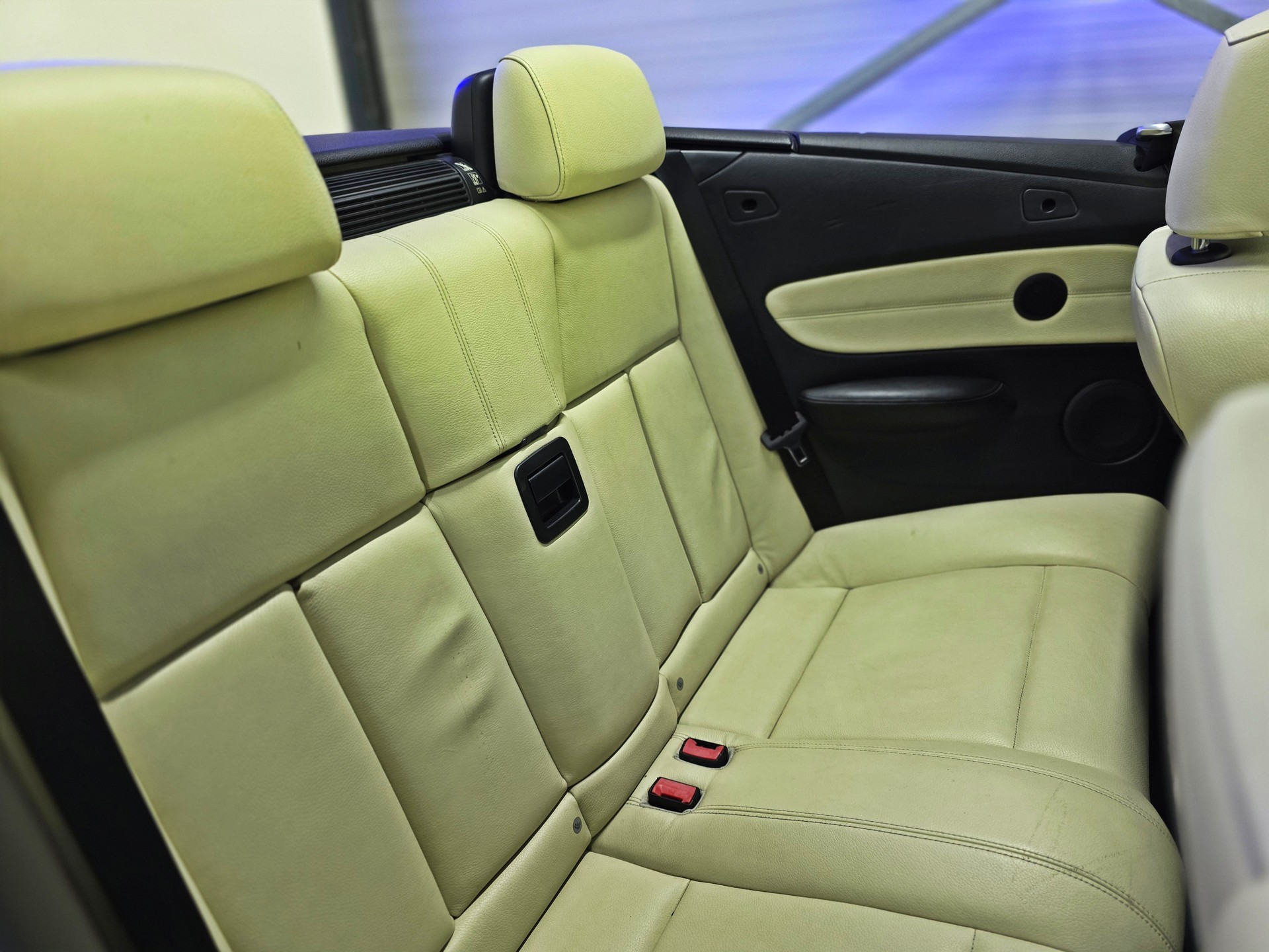 BMW 120i Cabrio-image-15