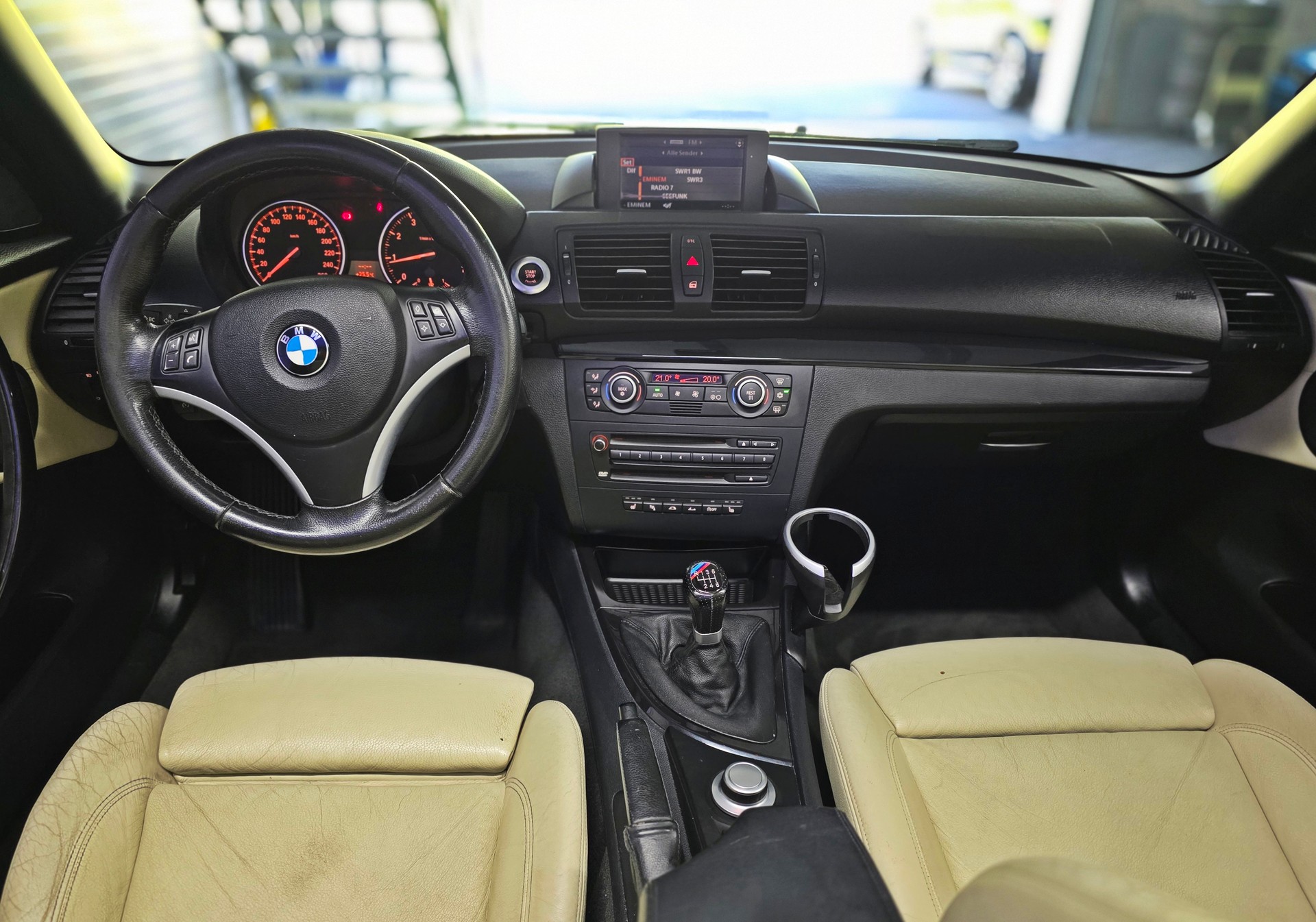 BMW 120i Cabrio-image-12