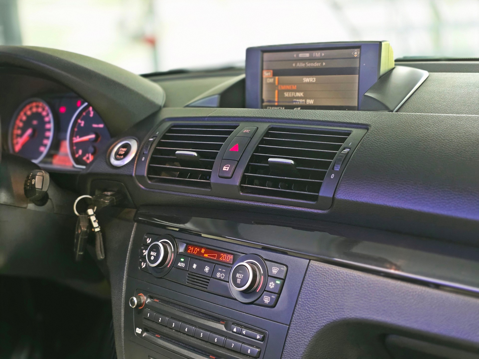 BMW 120i Cabrio-image-17
