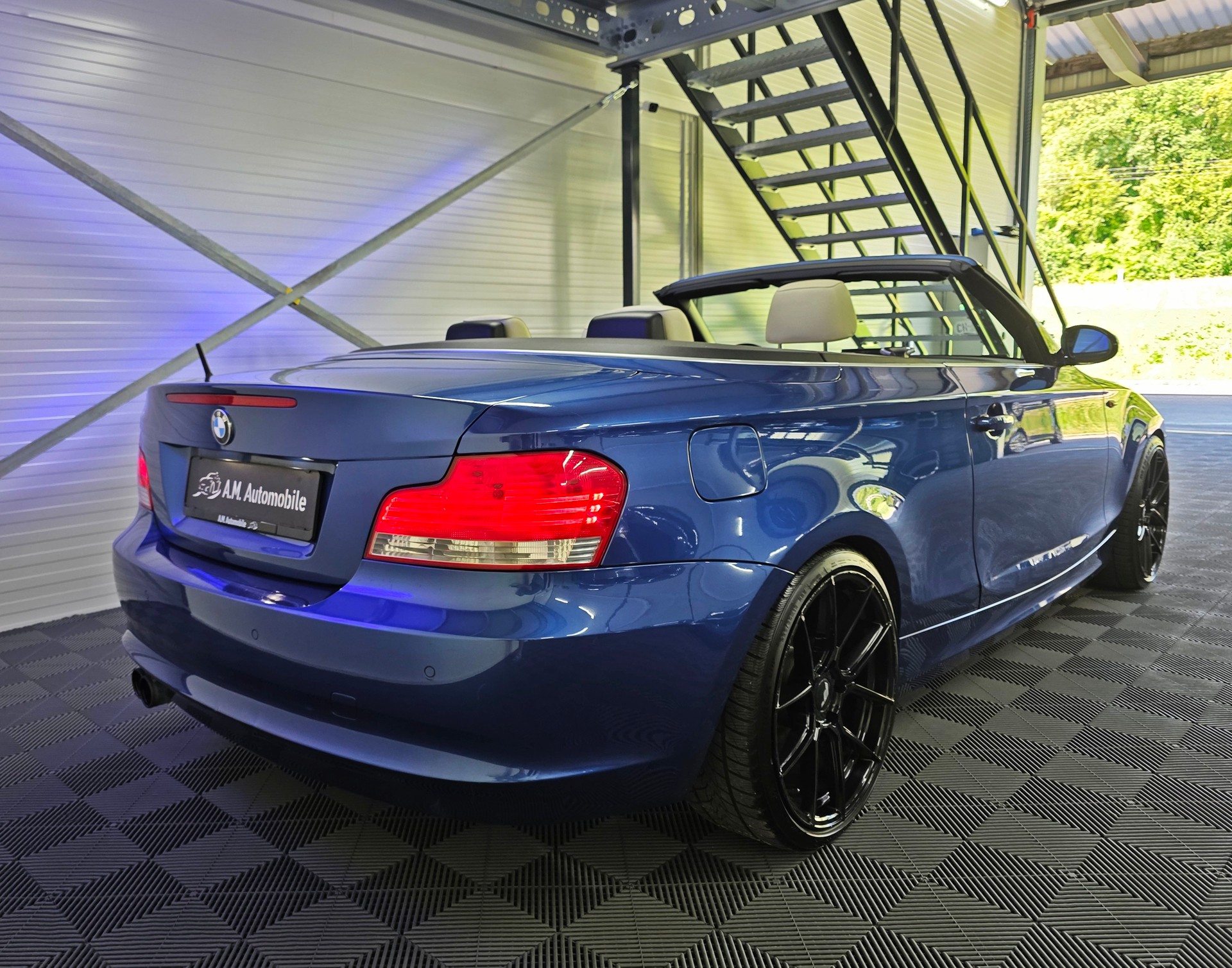 BMW 120i Cabrio-image-4