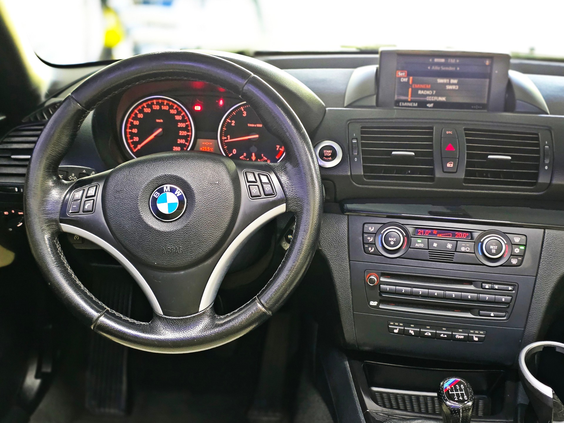 BMW 120i Cabrio-image-13