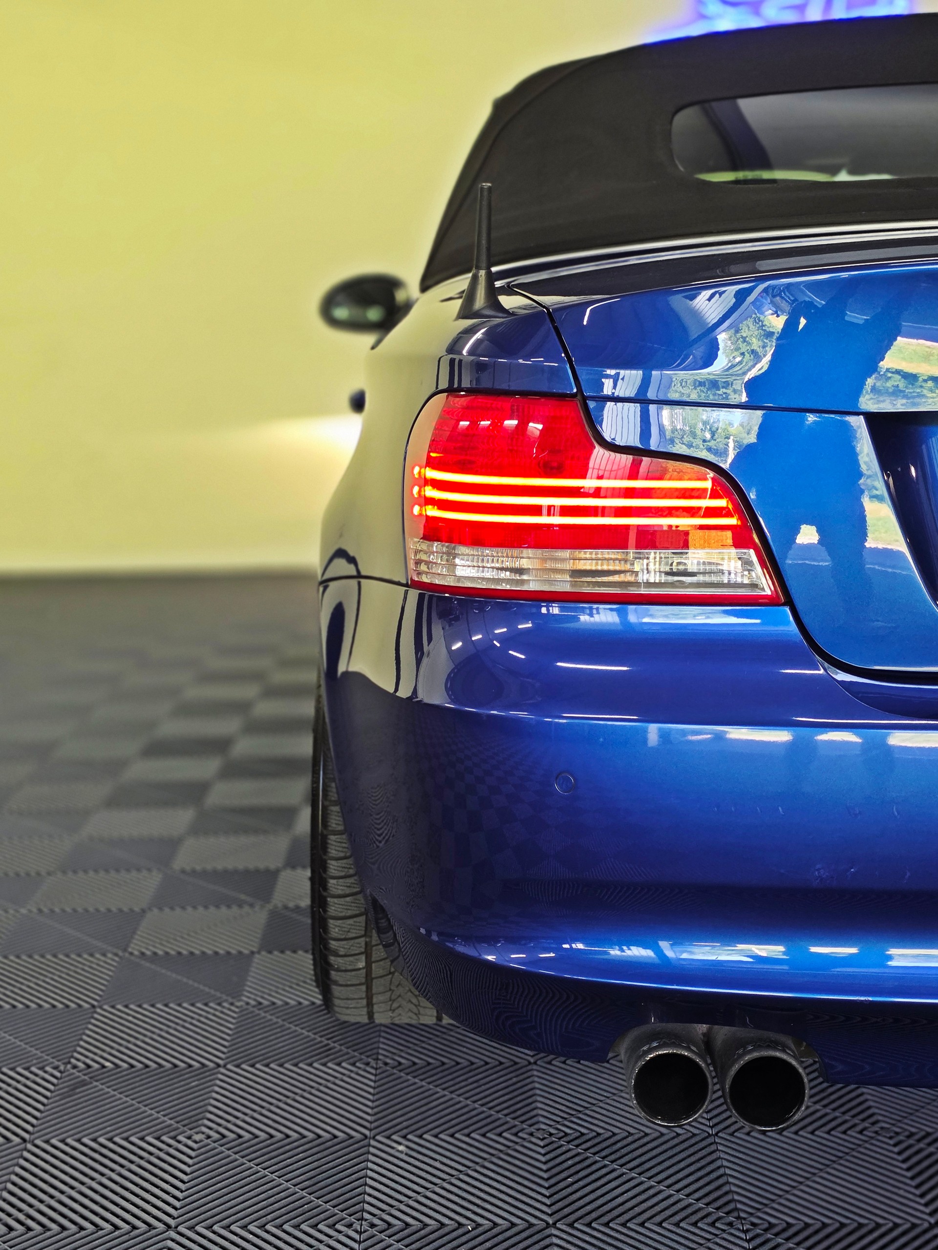 BMW 120i Cabrio-image-7