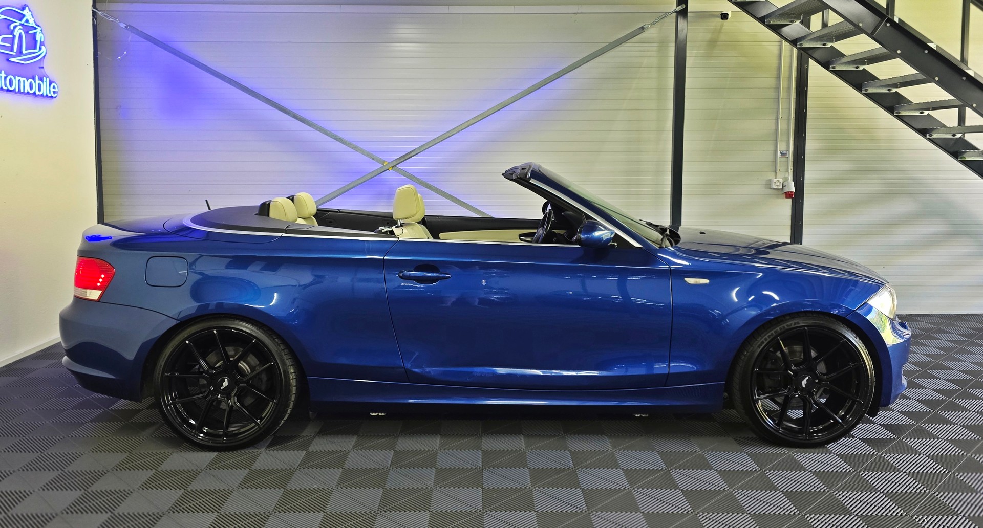 BMW 120i Cabrio-image-3