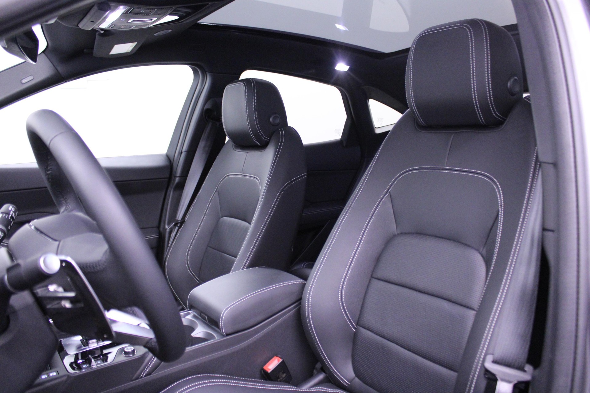 JAGUAR E-Pace 1.5 T 300e R-Dynamic SE AWD *LEASING 0.99%*-image-8