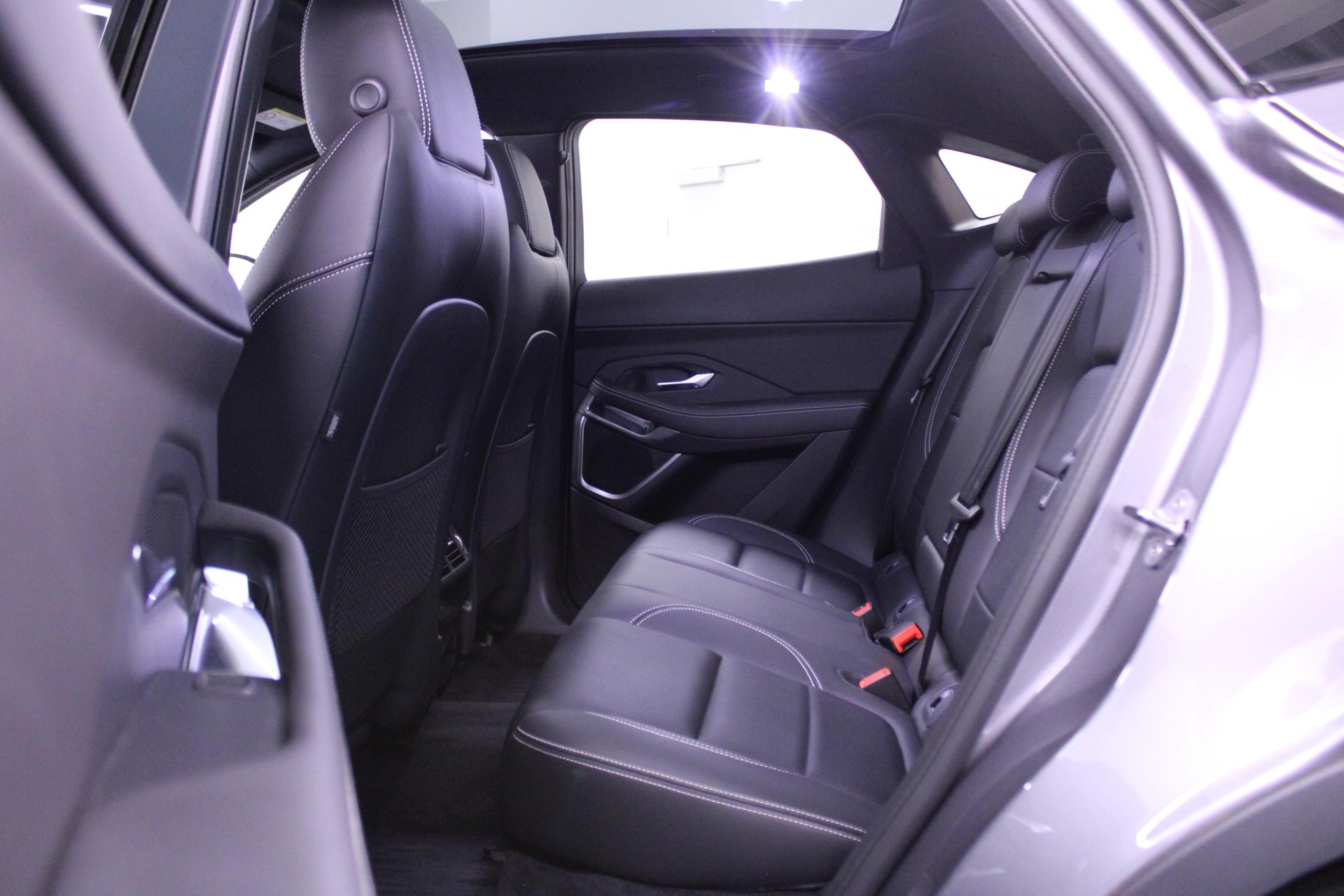 JAGUAR E-Pace 1.5 T 300e R-Dynamic SE AWD-image-9