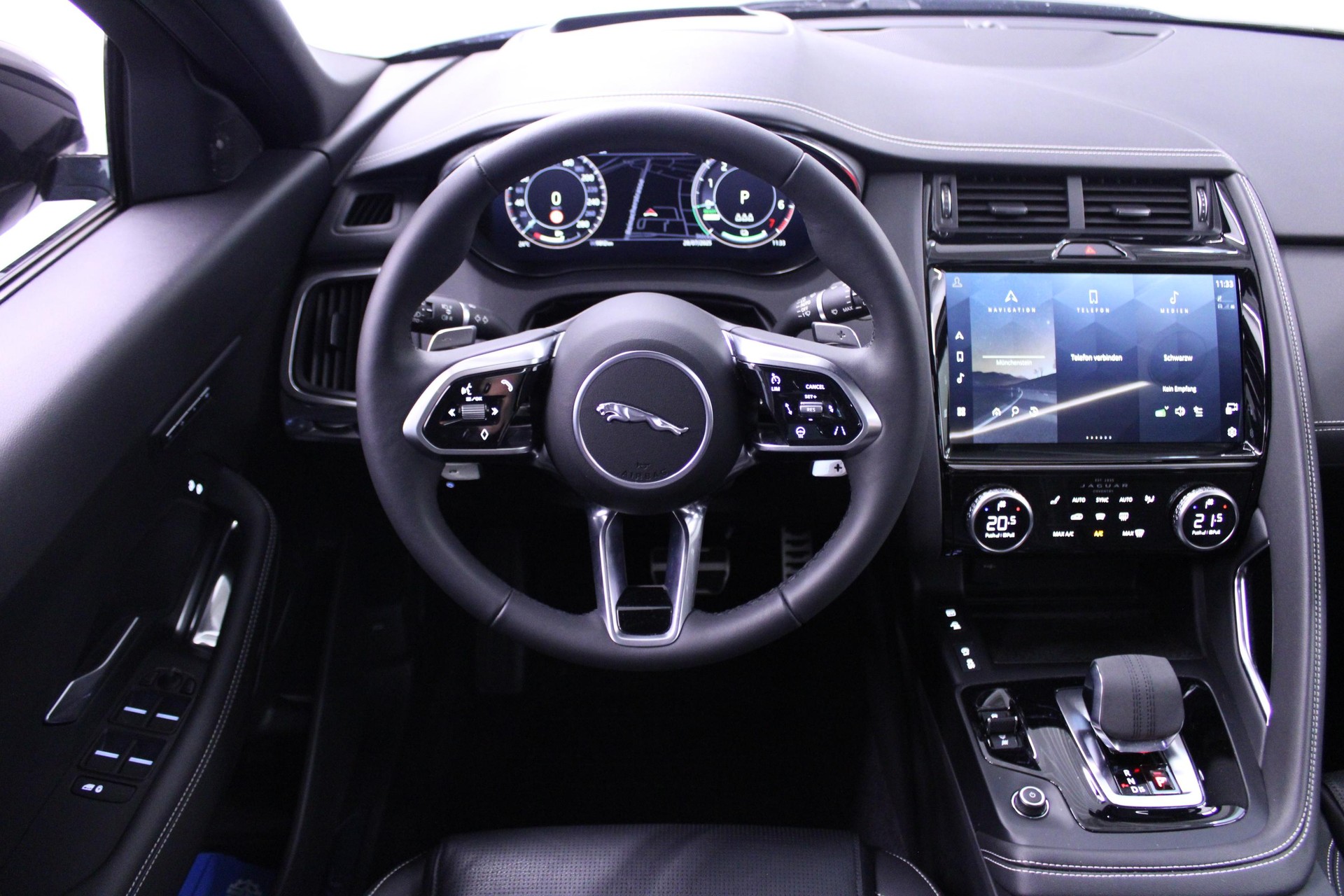 JAGUAR E-Pace 1.5 T 300e R-Dynamic SE AWD-image-11