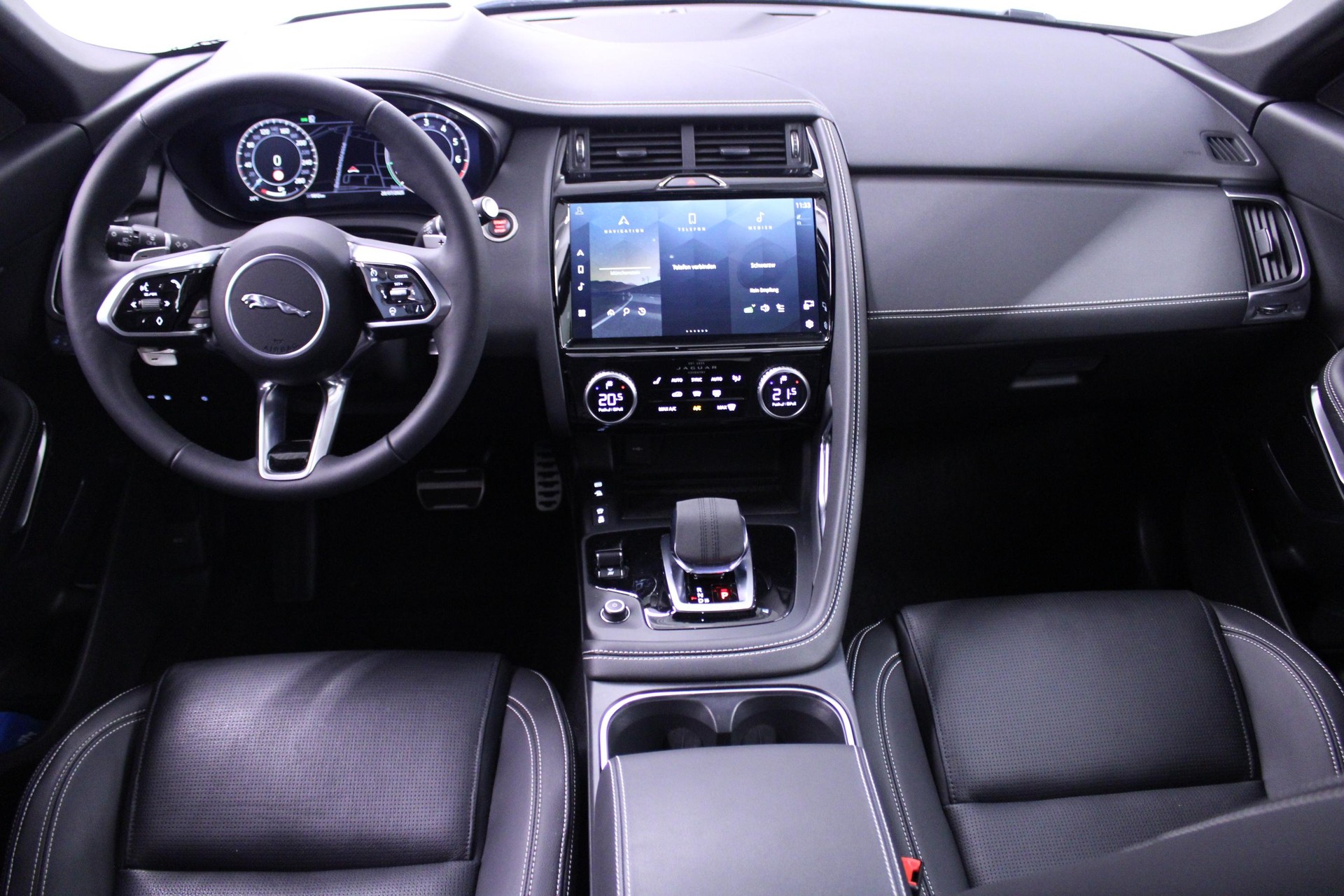JAGUAR E-Pace 1.5 T 300e R-Dynamic SE AWD-image-10