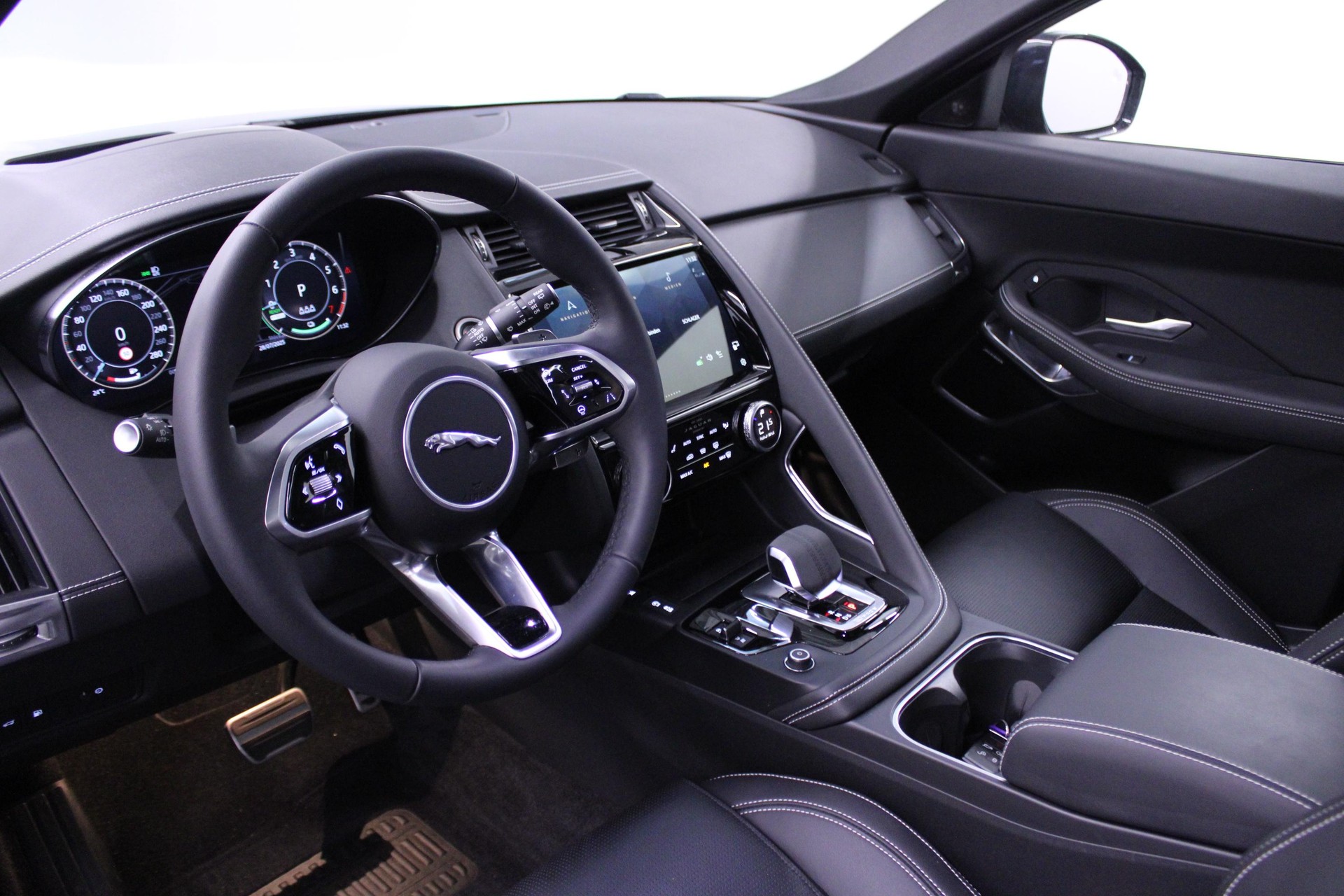JAGUAR E-Pace 1.5 T 300e R-Dynamic SE AWD-image-6