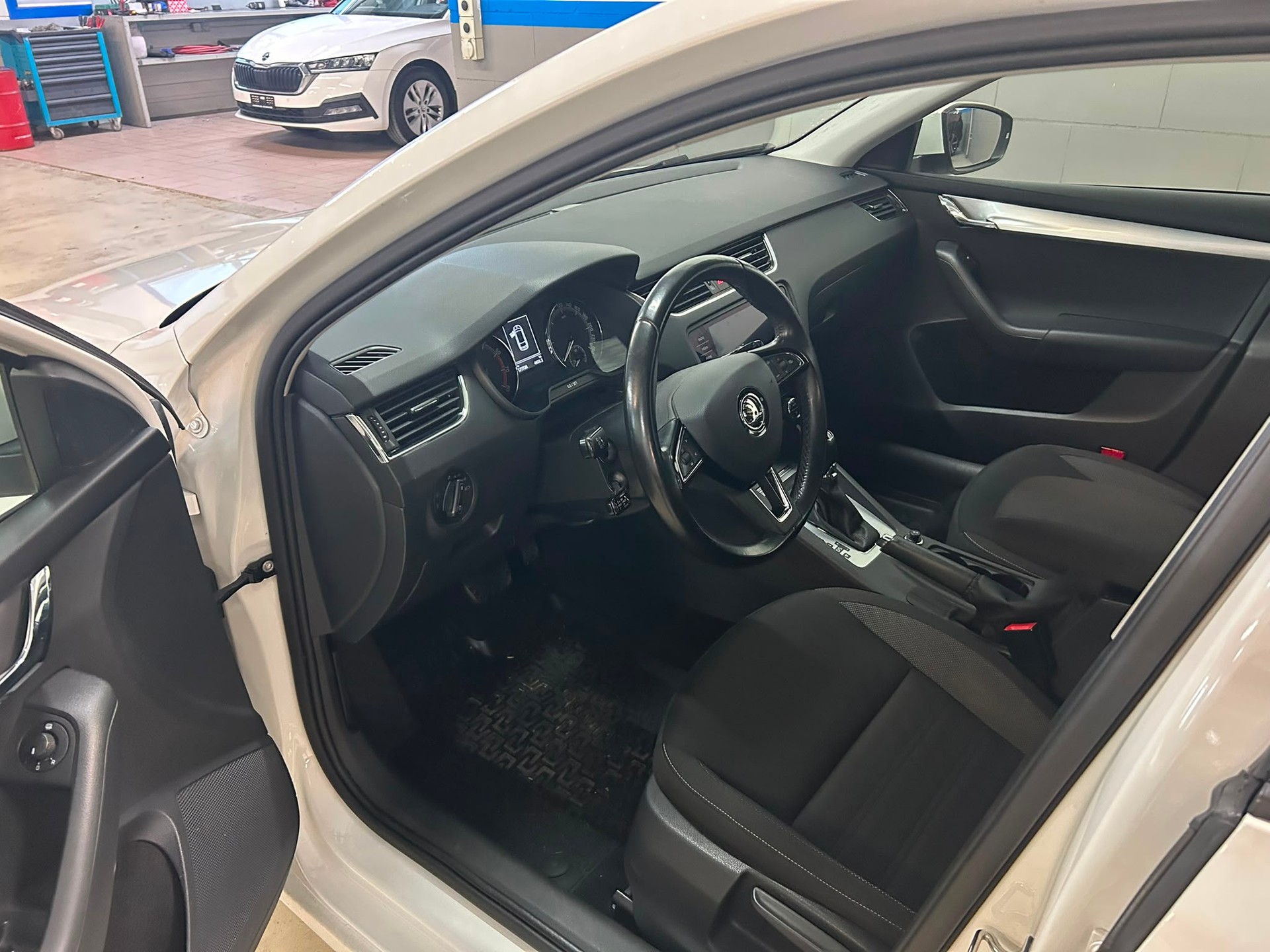 SKODA Octavia Combi 2.0 TSI Ambition 4x4 DSG-image-7