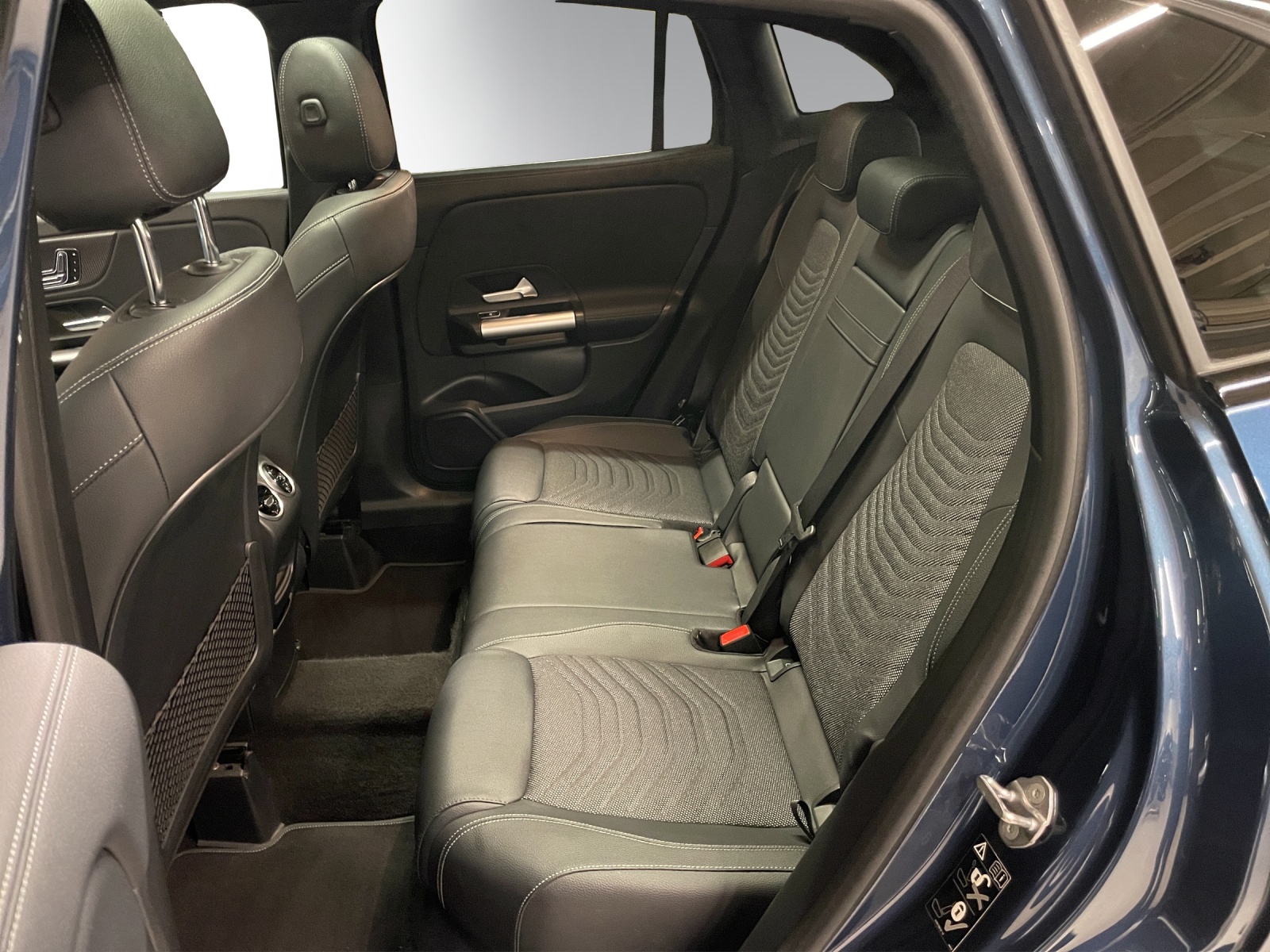MERCEDES-BENZ GLA 200 Progressive 7G-DCT-image-9