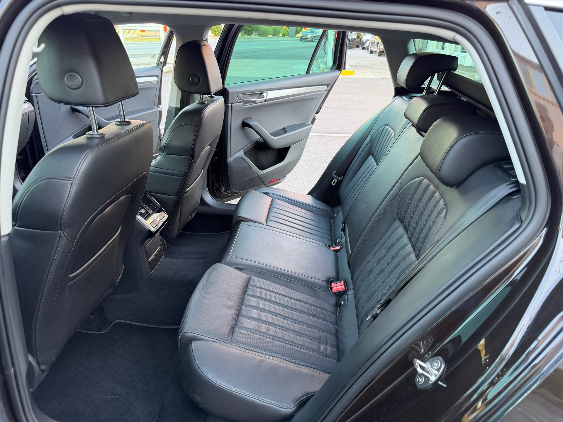 SKODA Superb Combi 2.0 TDi Style 4x4 DSG-image-10