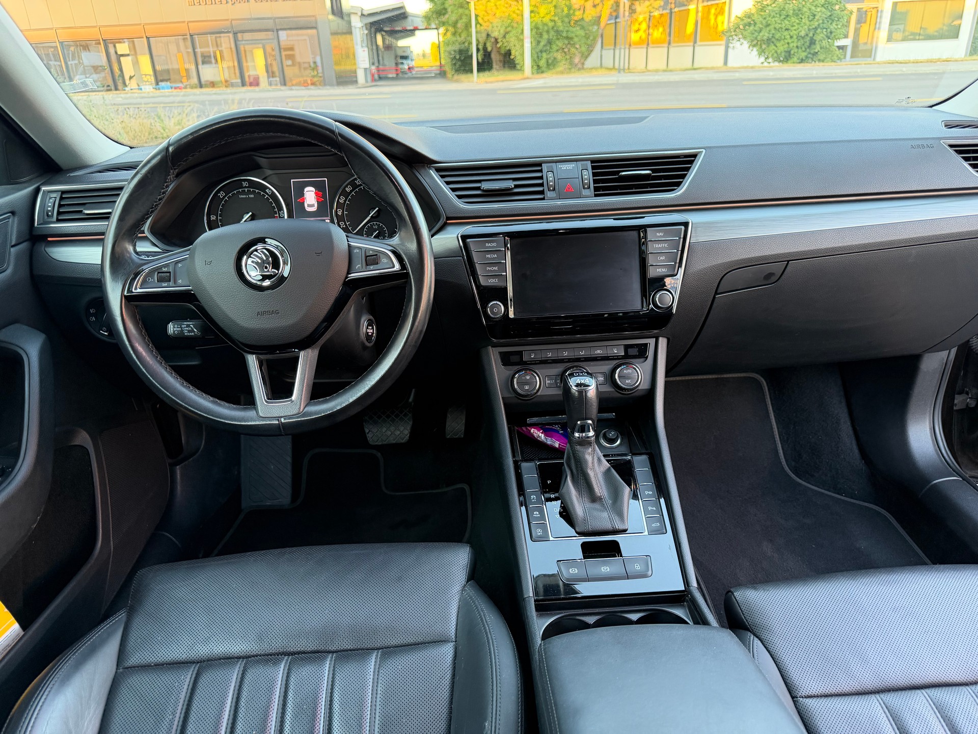 SKODA Superb Combi 2.0 TDi Style 4x4 DSG-image-9