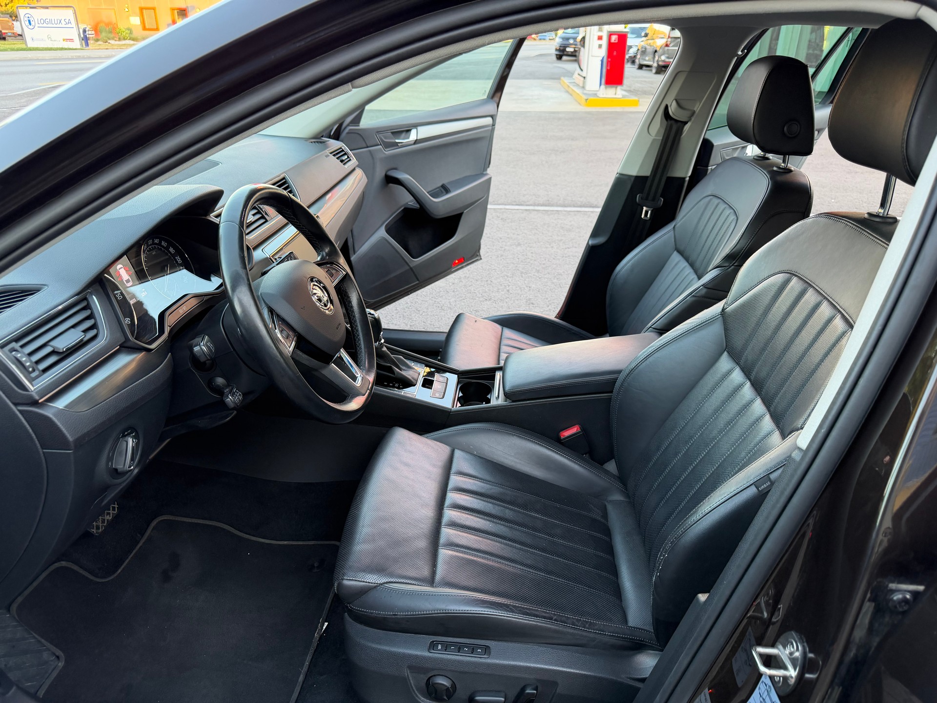 SKODA Superb Combi 2.0 TDi Style 4x4 DSG-image-11
