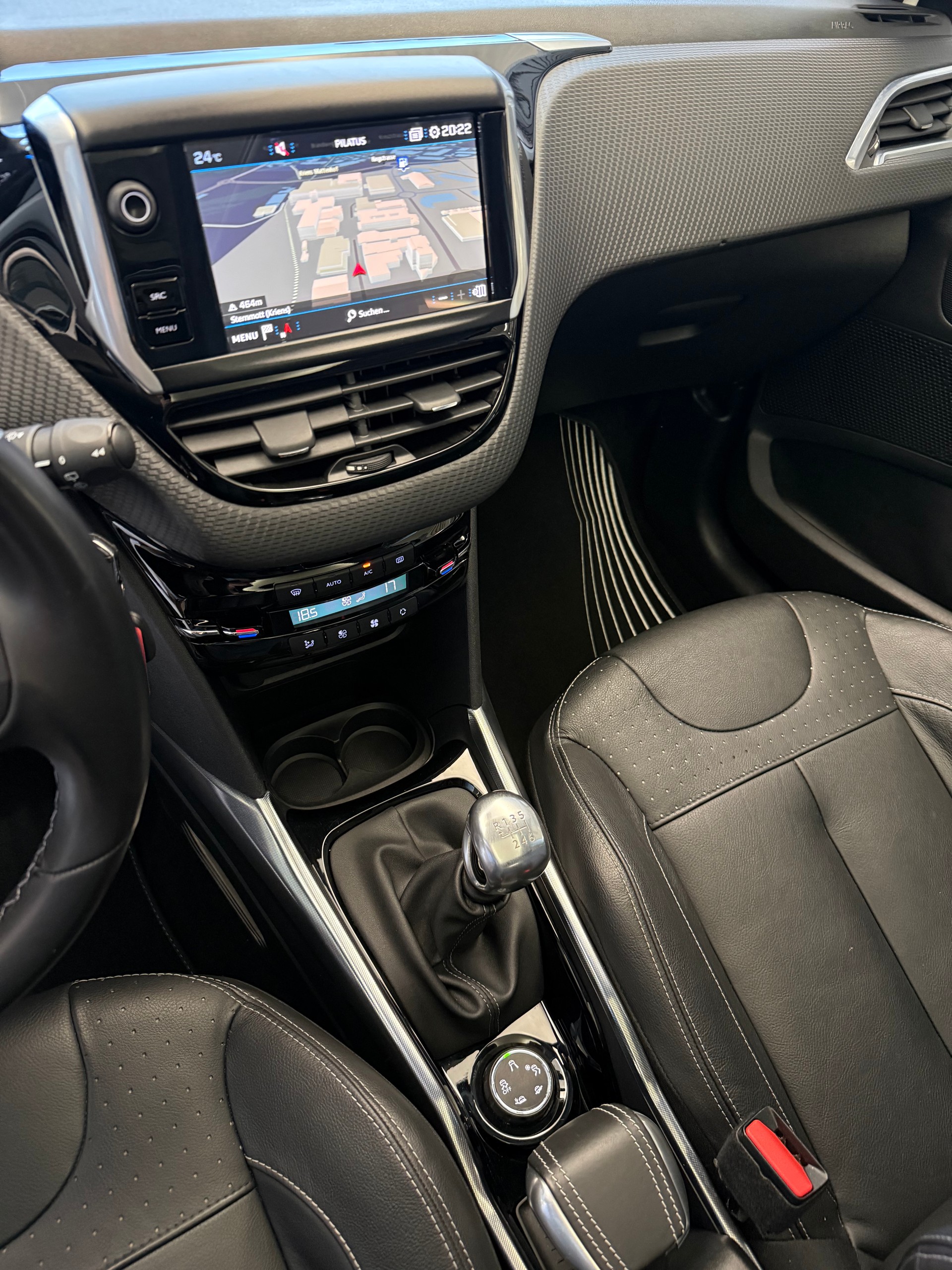 PEUGEOT 2008 1.6 BlueHDi Féline-image-16