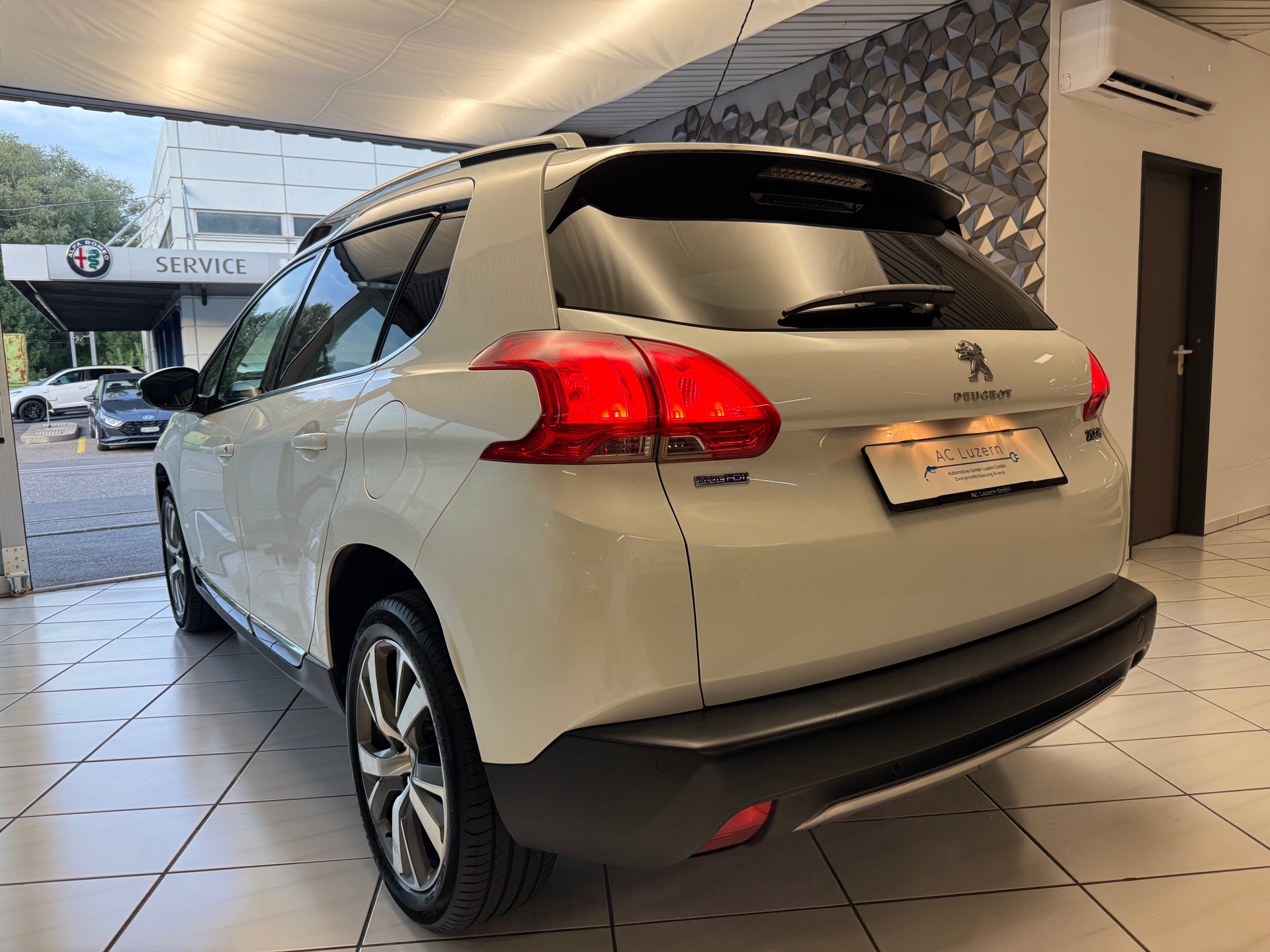 PEUGEOT 2008 1.6 BlueHDi Féline-showroom-element-1