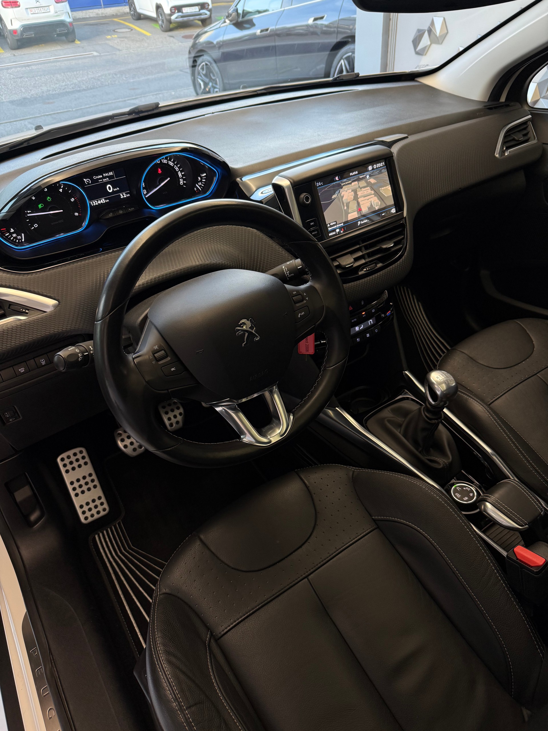 PEUGEOT 2008 1.6 BlueHDi Féline-image-4